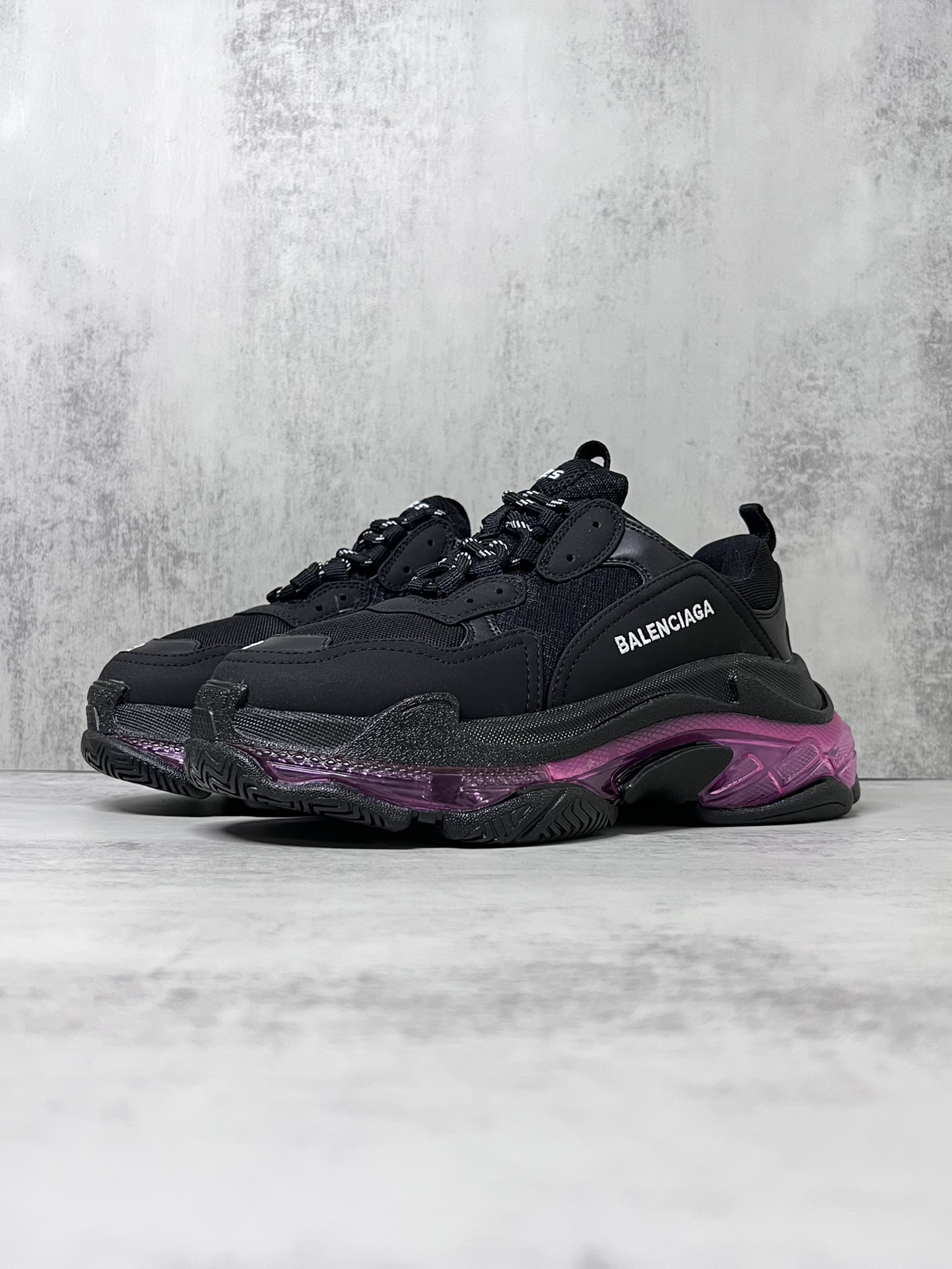 💰360
巴黎世家气垫底复古跑鞋 Balenciaga TriPle S 原鞋购入 可直观对比正品
材料：原厂数据打造私模原档案开发 气垫TPU组合软底 釆购原厂进口头层皮 进口机电绣正确字体 侧边TPU透气孔匹配原版  “Balenciaga”大底LOGO立体感十足
尺码：36 37 38 39 40 41 42 43 44 45