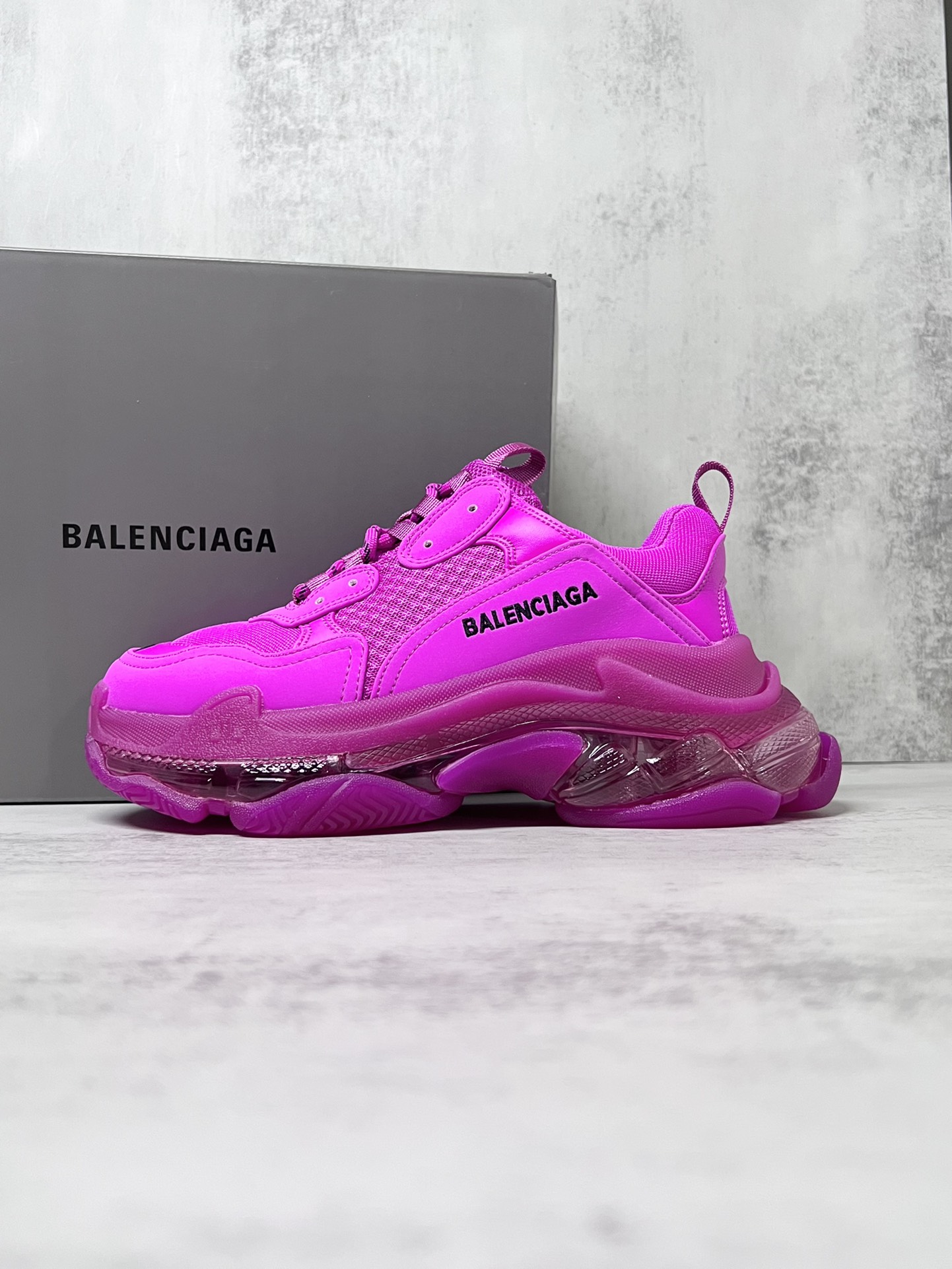 💰340 巴黎世家气垫底复古跑鞋 Balenciaga TriPle S 原鞋购入 可直观对比正品
材料：原厂数据打造私模原档案开发 气垫TPU组合软底 釆购原厂进口头层皮 进口机电绣正确字体 侧边TPU透气孔匹配原版  “Balenciaga”大底LOGO立体感十足
尺码：36 37 38 39 40