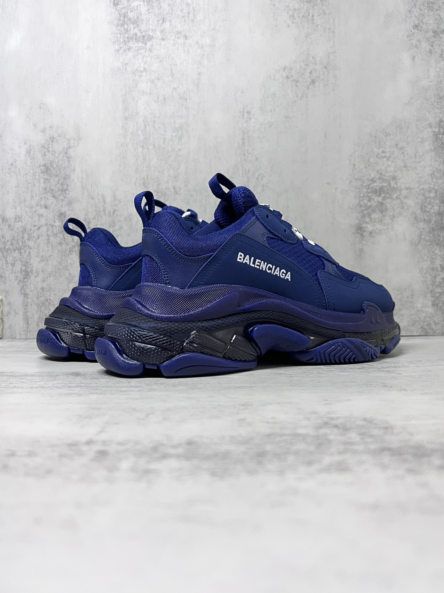 巴黎世家气垫底复古跑鞋 Balenciaga TriPle S 原鞋购入 可直观对比正品
材料：原厂数据打造私模原档案开发 气垫TPU组合软底 釆购原厂进口头层皮 进口机电绣正确字体 侧边TPU透气孔匹配原版  “Balenciaga”大底LOGO立体感十足
尺码：36 37 38 39 40 41 42 43 44 45