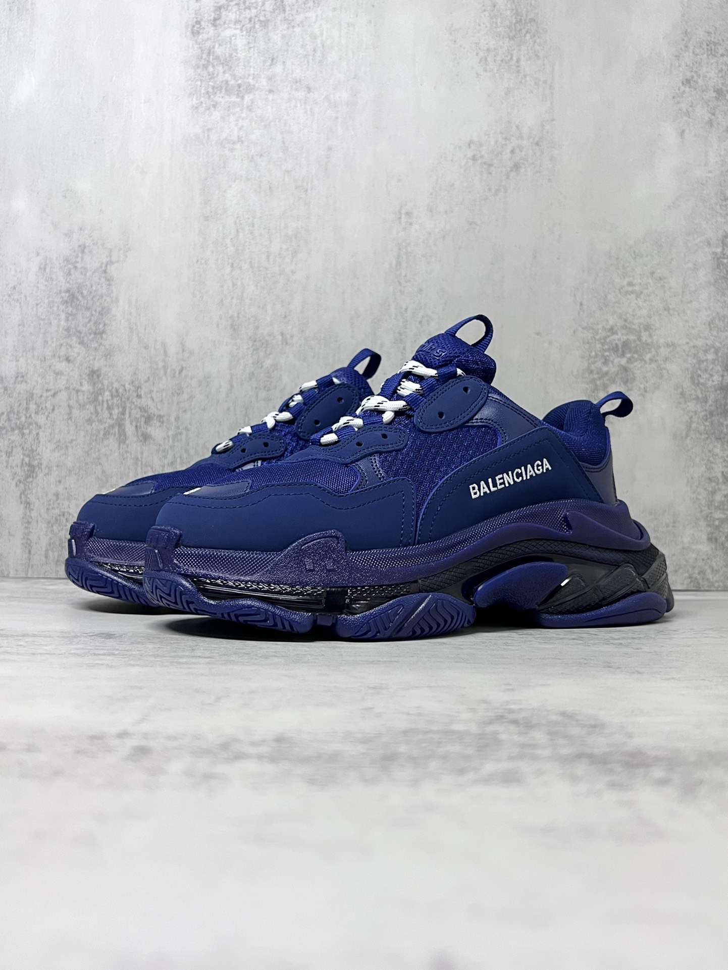 巴黎世家气垫底复古跑鞋 Balenciaga TriPle S 原鞋购入 可直观对比正品
材料：原厂数据打造私模原档案开发 气垫TPU组合软底 釆购原厂进口头层皮 进口机电绣正确字体 侧边TPU透气孔匹配原版  “Balenciaga”大底LOGO立体感十足
尺码：36 37 38 39 40 41 42 43 44 45