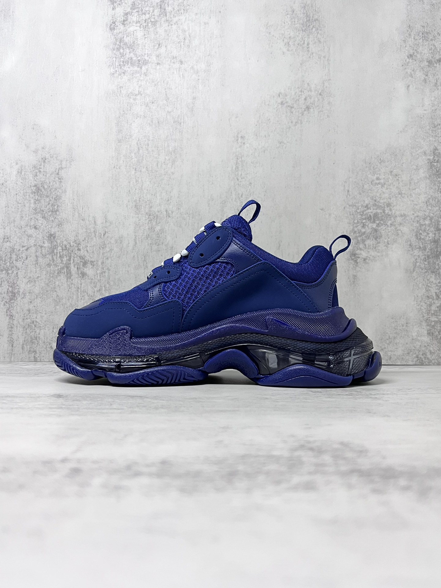 巴黎世家气垫底复古跑鞋 Balenciaga TriPle S 原鞋购入 可直观对比正品
材料：原厂数据打造私模原档案开发 气垫TPU组合软底 釆购原厂进口头层皮 进口机电绣正确字体 侧边TPU透气孔匹配原版  “Balenciaga”大底LOGO立体感十足
尺码：36 37 38 39 40 41 42 43 44 45