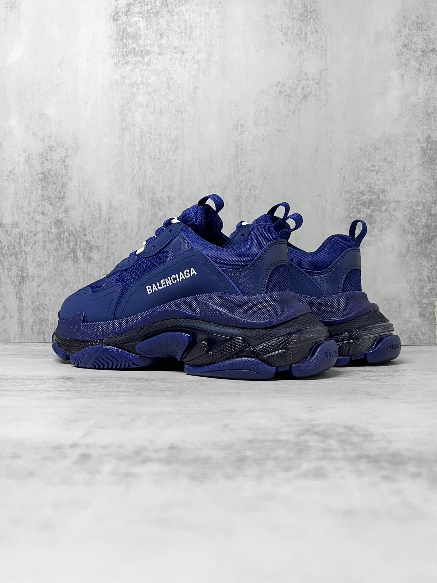 巴黎世家气垫底复古跑鞋 Balenciaga TriPle S 原鞋购入 可直观对比正品
材料：原厂数据打造私模原档案开发 气垫TPU组合软底 釆购原厂进口头层皮 进口机电绣正确字体 侧边TPU透气孔匹配原版  “Balenciaga”大底LOGO立体感十足
尺码：36 37 38 39 40 41 42 43 44 45