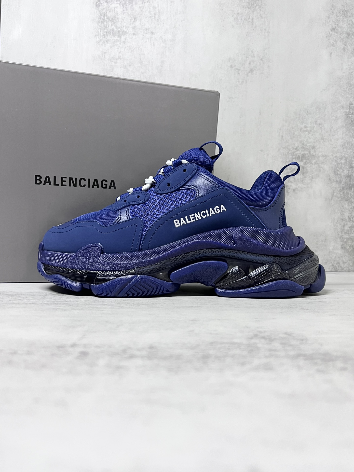 巴黎世家气垫底复古跑鞋 Balenciaga TriPle S 原鞋购入 可直观对比正品
材料：原厂数据打造私模原档案开发 气垫TPU组合软底 釆购原厂进口头层皮 进口机电绣正确字体 侧边TPU透气孔匹配原版  “Balenciaga”大底LOGO立体感十足
尺码：36 37 38 39 40 41 42 43 44 45