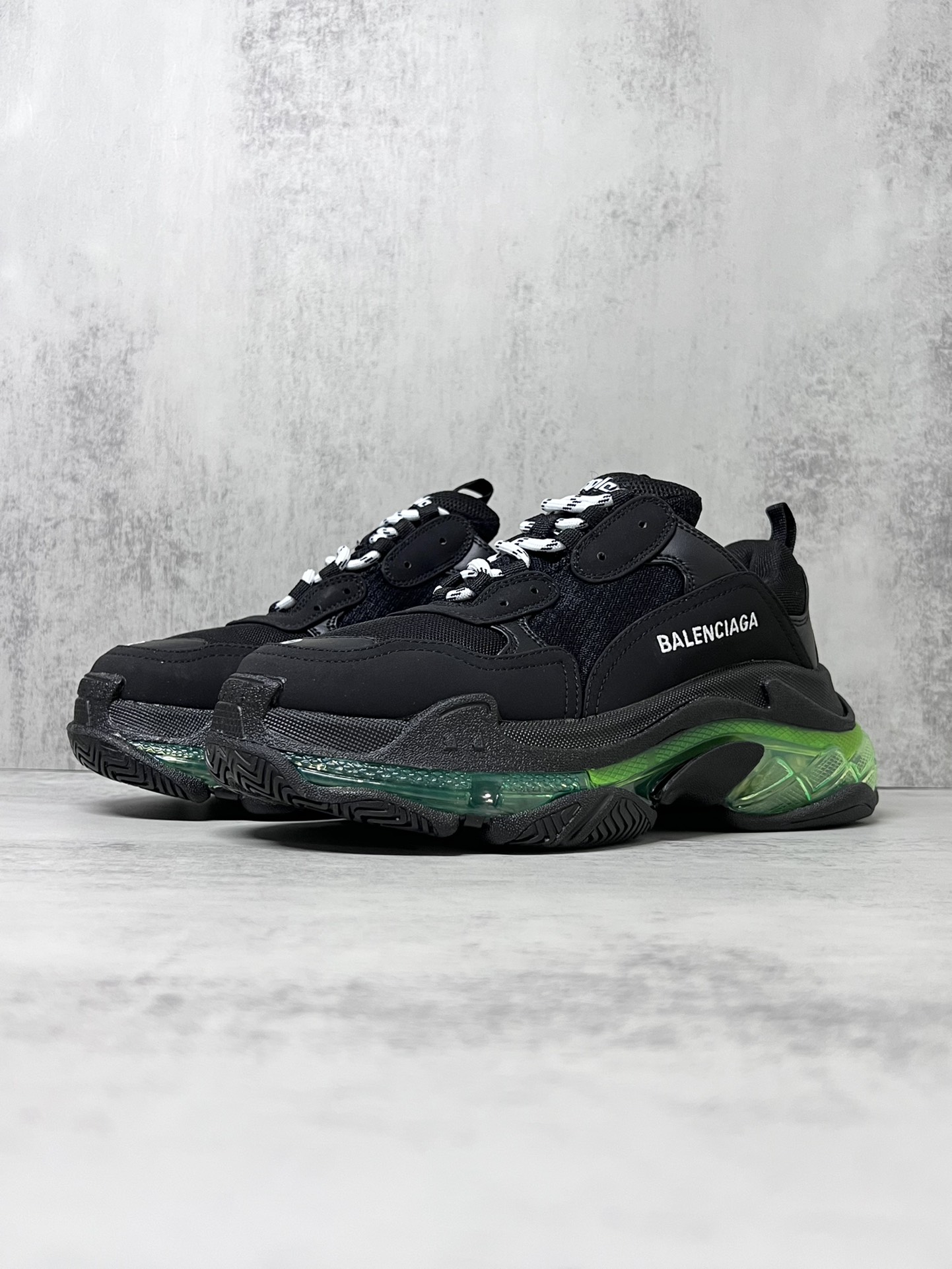 💰340 巴黎世家气垫底复古跑鞋 Balenciaga TriPle S 原鞋购入 可直观对比正品
材料：原厂数据打造私模原档案开发 气垫TPU组合软底 釆购原厂进口头层皮 进口机电绣正确字体 侧边TPU透气孔匹配原版  “Balenciaga”大底LOGO立体感十足
尺码：36 37 38 39 40 41 42 43 44 45