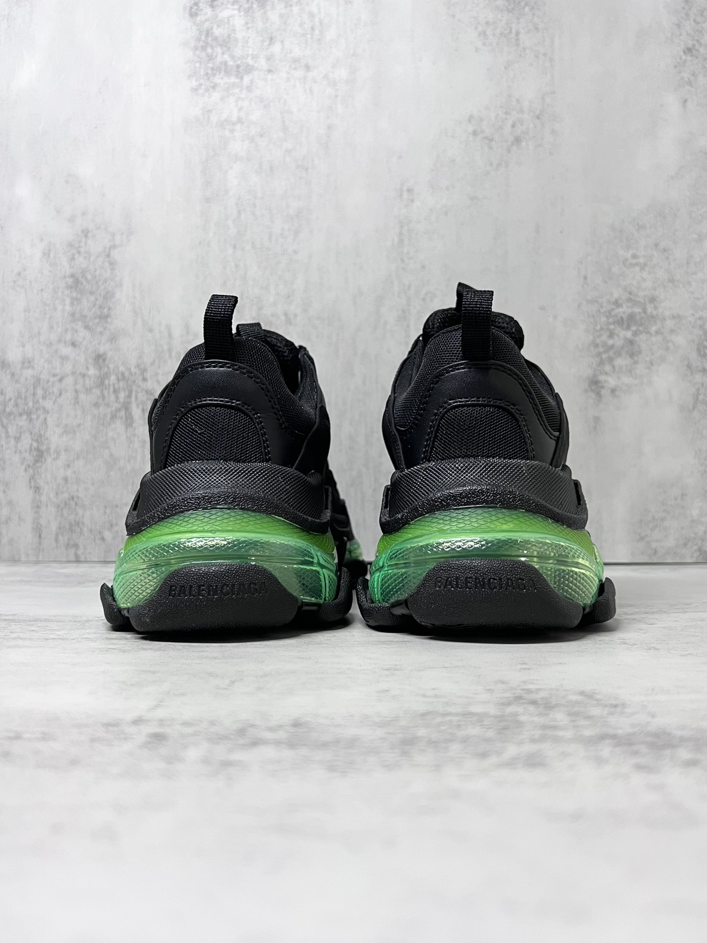 💰340 巴黎世家气垫底复古跑鞋 Balenciaga TriPle S 原鞋购入 可直观对比正品
材料：原厂数据打造私模原档案开发 气垫TPU组合软底 釆购原厂进口头层皮 进口机电绣正确字体 侧边TPU透气孔匹配原版  “Balenciaga”大底LOGO立体感十足
尺码：36 37 38 39 40 41 42 43 44 45