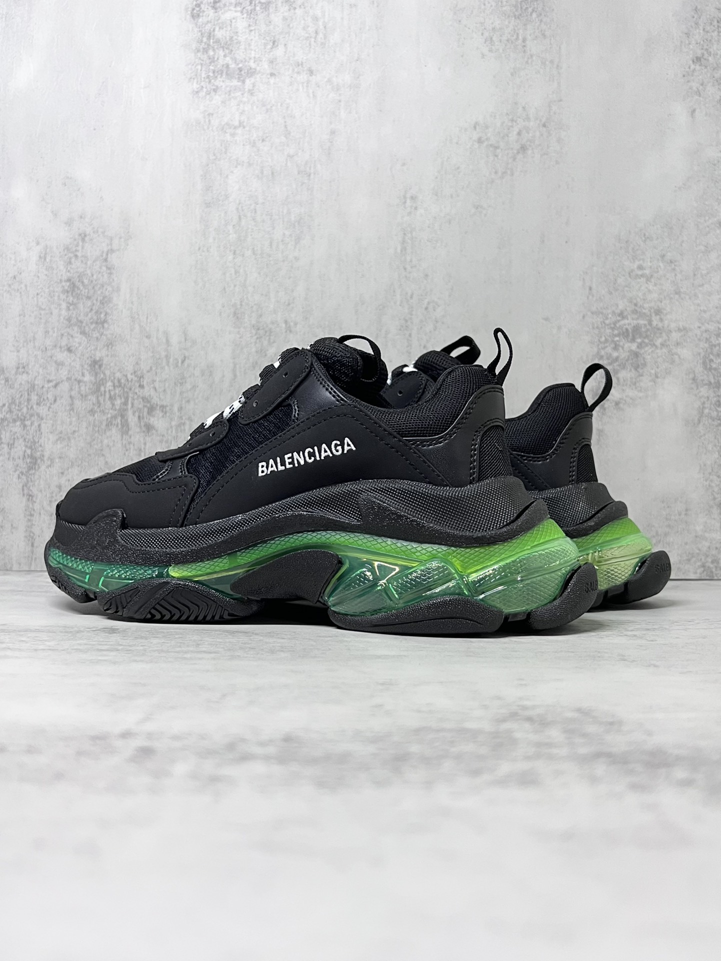 💰340 巴黎世家气垫底复古跑鞋 Balenciaga TriPle S 原鞋购入 可直观对比正品
材料：原厂数据打造私模原档案开发 气垫TPU组合软底 釆购原厂进口头层皮 进口机电绣正确字体 侧边TPU透气孔匹配原版  “Balenciaga”大底LOGO立体感十足
尺码：36 37 38 39 40 41 42 43 44 45