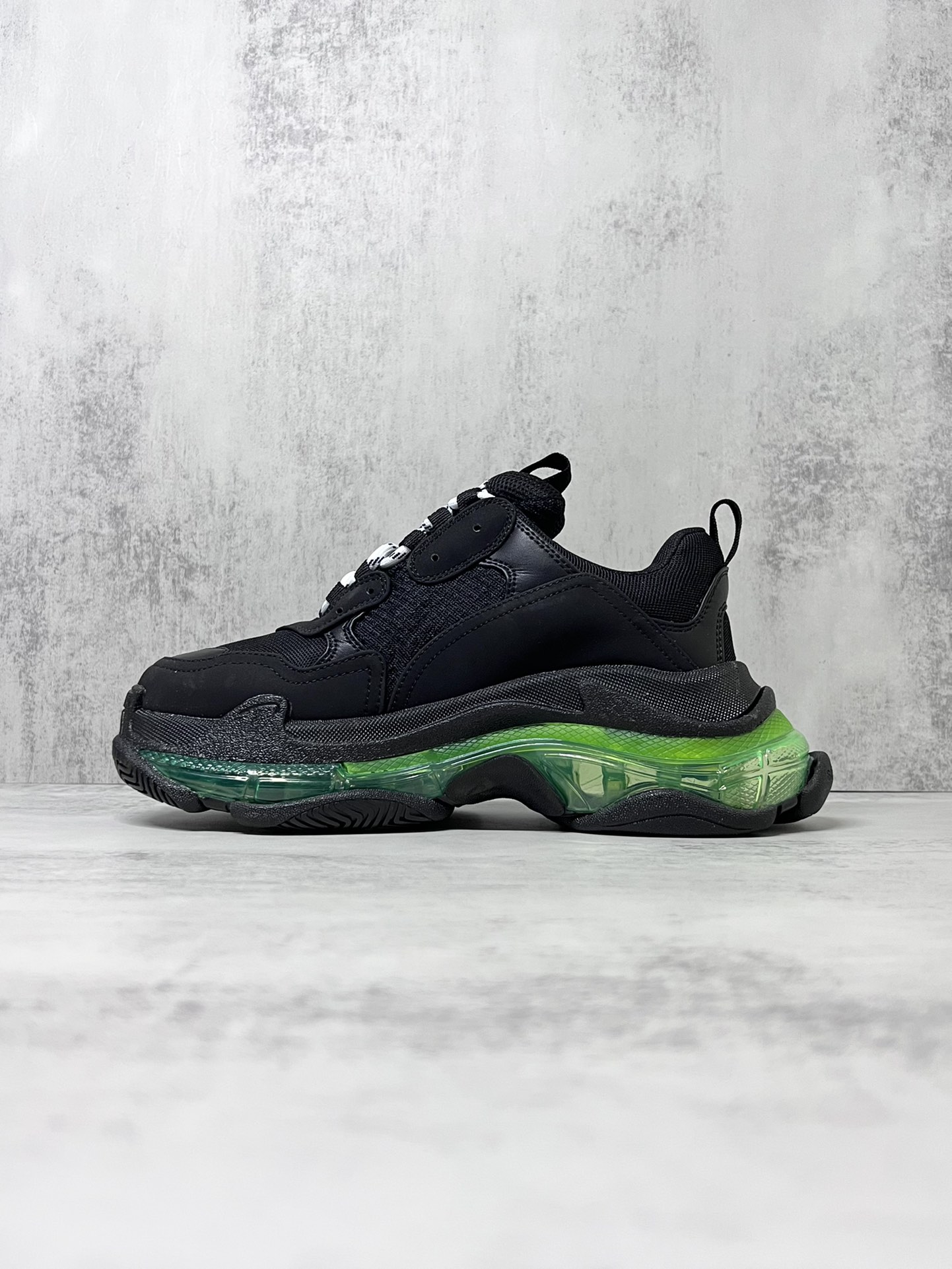 💰340 巴黎世家气垫底复古跑鞋 Balenciaga TriPle S 原鞋购入 可直观对比正品
材料：原厂数据打造私模原档案开发 气垫TPU组合软底 釆购原厂进口头层皮 进口机电绣正确字体 侧边TPU透气孔匹配原版  “Balenciaga”大底LOGO立体感十足
尺码：36 37 38 39 40 41 42 43 44 45