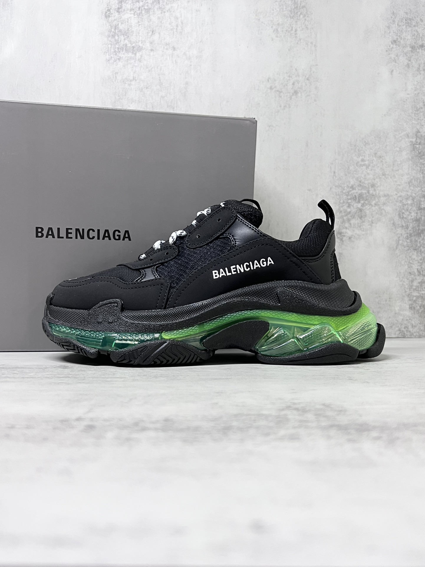 💰340 巴黎世家气垫底复古跑鞋 Balenciaga TriPle S 原鞋购入 可直观对比正品
材料：原厂数据打造私模原档案开发 气垫TPU组合软底 釆购原厂进口头层皮 进口机电绣正确字体 侧边TPU透气孔匹配原版  “Balenciaga”大底LOGO立体感十足
尺码：36 37 38 39 40 41 42 43 44 45