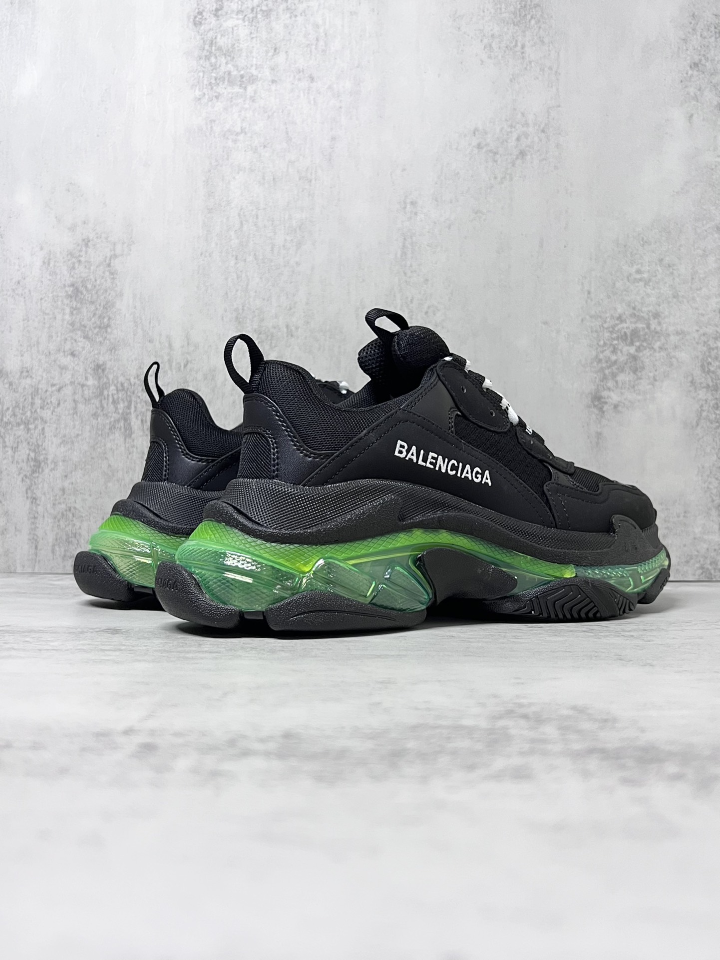 💰340 巴黎世家气垫底复古跑鞋 Balenciaga TriPle S 原鞋购入 可直观对比正品
材料：原厂数据打造私模原档案开发 气垫TPU组合软底 釆购原厂进口头层皮 进口机电绣正确字体 侧边TPU透气孔匹配原版  “Balenciaga”大底LOGO立体感十足
尺码：36 37 38 39 40 41 42 43 44 45