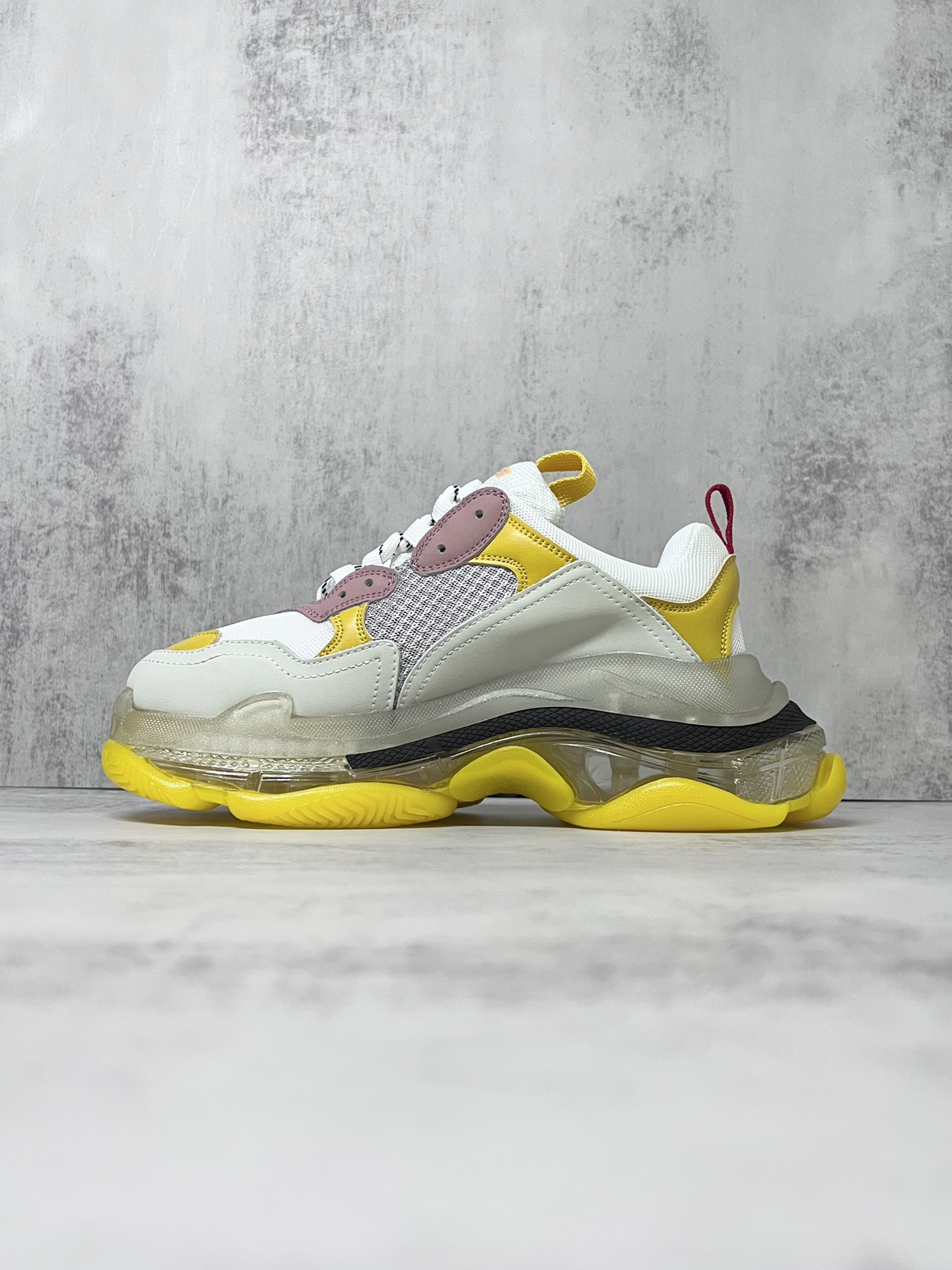 💰340 巴黎世家气垫底复古跑鞋 Balenciaga TriPle S 原鞋购入 可直观对比正品
材料：原厂数据打造私模原档案开发 气垫TPU组合软底 釆购原厂进口头层皮 进口机电绣正确字体 侧边TPU透气孔匹配原版  “Balenciaga”大底LOGO立体感十足
尺码：36 37 38 39 40