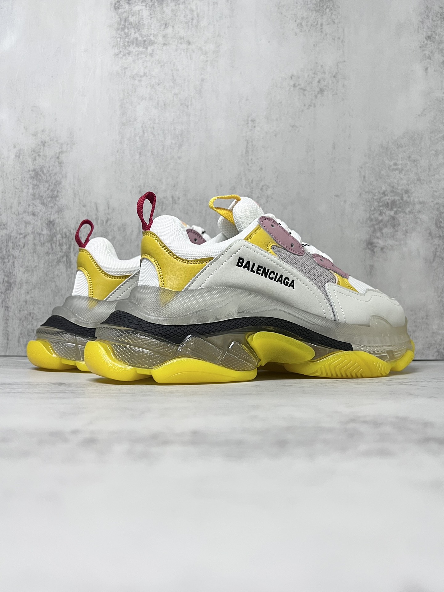 💰340 巴黎世家气垫底复古跑鞋 Balenciaga TriPle S 原鞋购入 可直观对比正品
材料：原厂数据打造私模原档案开发 气垫TPU组合软底 釆购原厂进口头层皮 进口机电绣正确字体 侧边TPU透气孔匹配原版  “Balenciaga”大底LOGO立体感十足
尺码：36 37 38 39 40