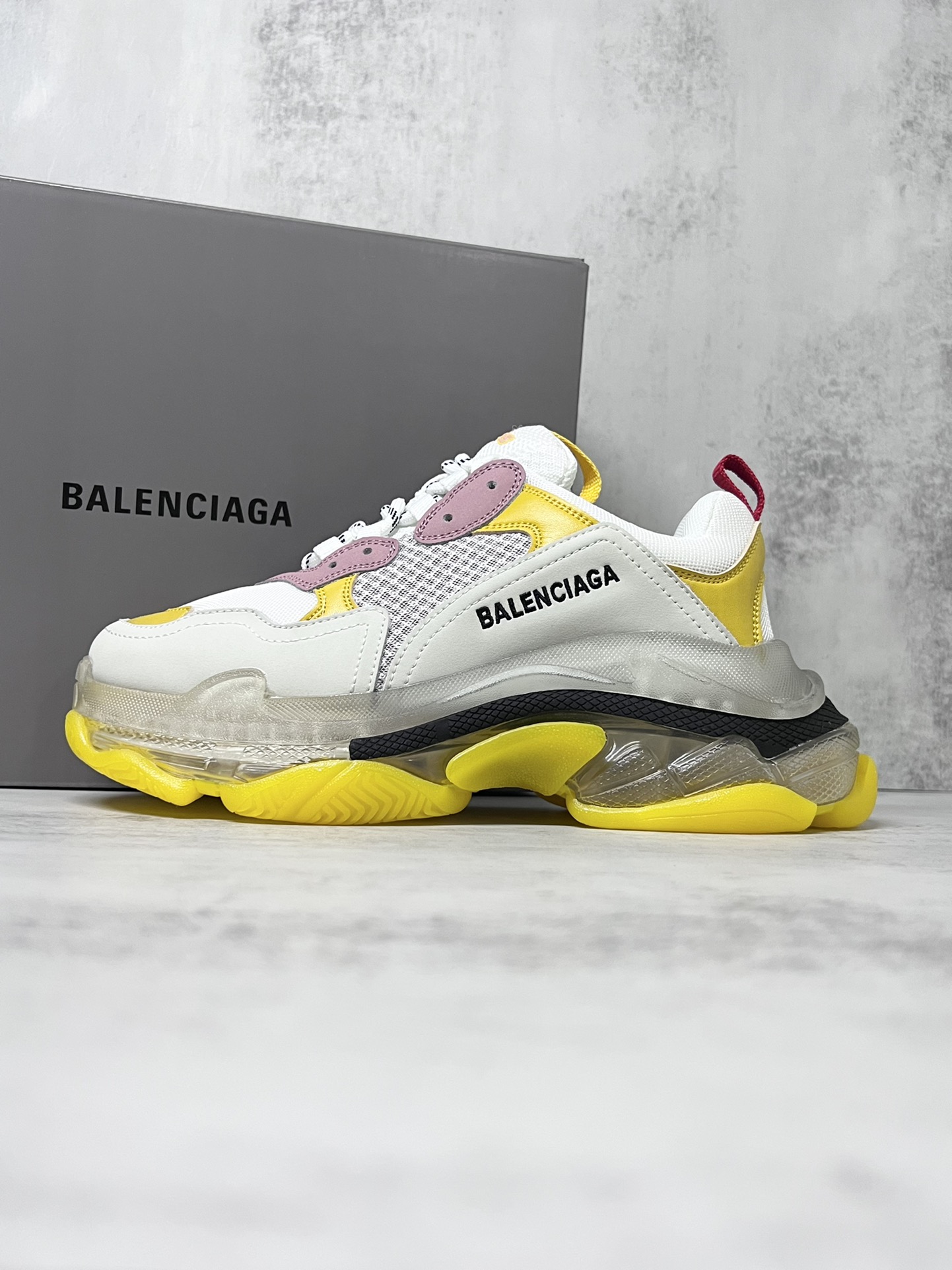 💰340 巴黎世家气垫底复古跑鞋 Balenciaga TriPle S 原鞋购入 可直观对比正品
材料：原厂数据打造私模原档案开发 气垫TPU组合软底 釆购原厂进口头层皮 进口机电绣正确字体 侧边TPU透气孔匹配原版  “Balenciaga”大底LOGO立体感十足
尺码：36 37 38 39 40