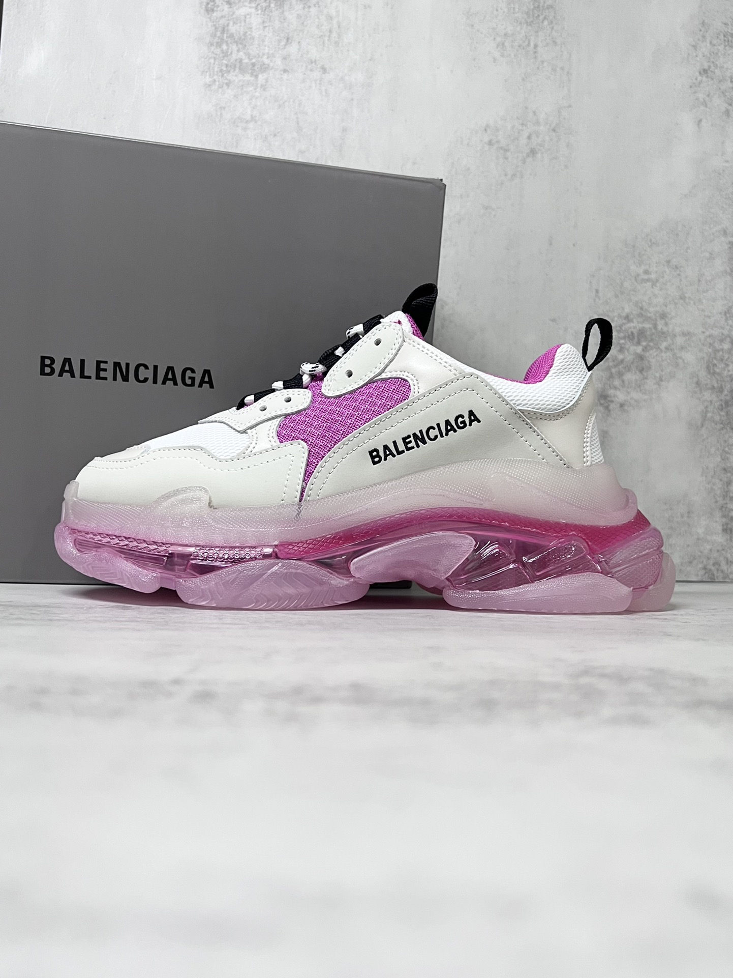 💰340 巴黎世家气垫底复古跑鞋 Balenciaga TriPle S 原鞋购入 可直观对比正品
材料：原厂数据打造私模原档案开发 气垫TPU组合软底 釆购原厂进口头层皮 进口机电绣正确字体 侧边TPU透气孔匹配原版  “Balenciaga”大底LOGO立体感十足
尺码：36 37 38 39 40