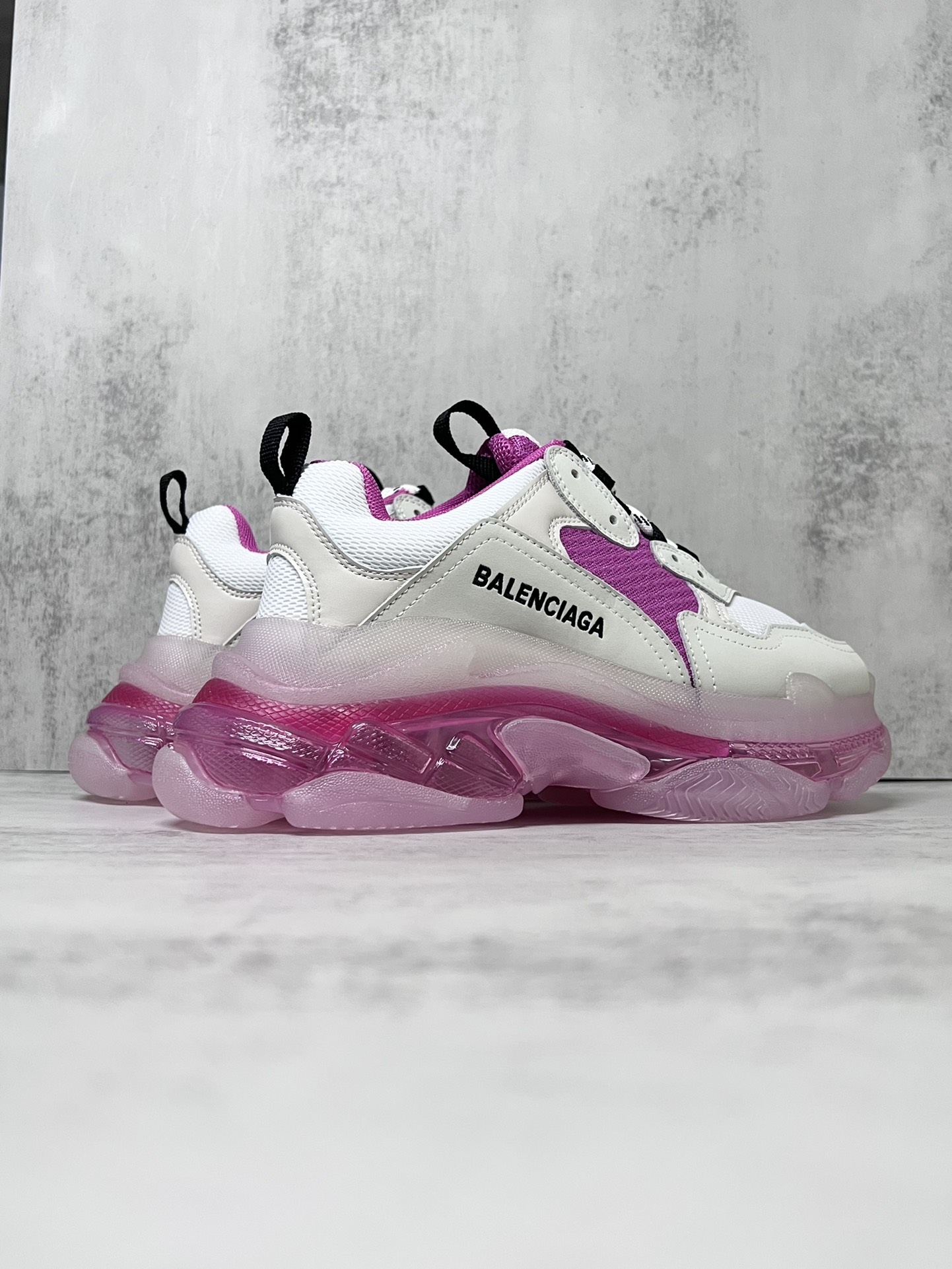 💰340 巴黎世家气垫底复古跑鞋 Balenciaga TriPle S 原鞋购入 可直观对比正品
材料：原厂数据打造私模原档案开发 气垫TPU组合软底 釆购原厂进口头层皮 进口机电绣正确字体 侧边TPU透气孔匹配原版  “Balenciaga”大底LOGO立体感十足
尺码：36 37 38 39 40