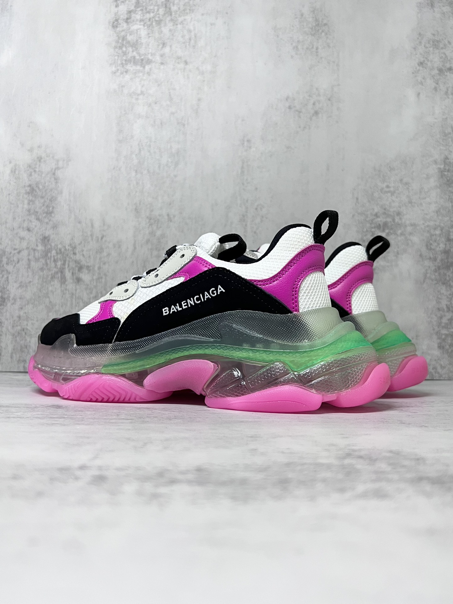 💰340 巴黎世家气垫底复古跑鞋 Balenciaga TriPle S 原鞋购入 可直观对比正品
材料：原厂数据打造私模原档案开发 气垫TPU组合软底 釆购原厂进口头层皮 进口机电绣正确字体 侧边TPU透气孔匹配原版  “Balenciaga”大底LOGO立体感十足
尺码：36 37 38 39 40