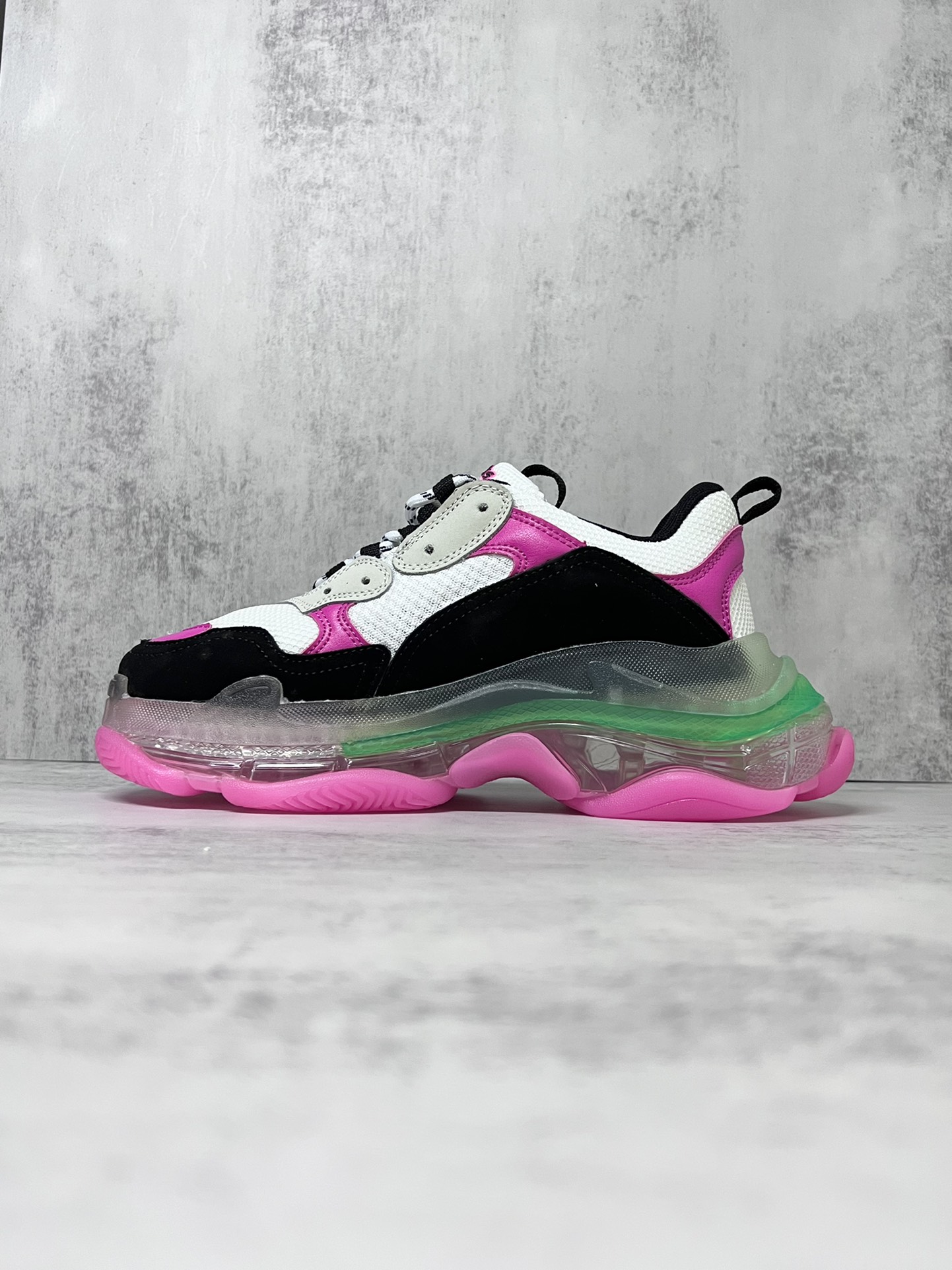 💰340 巴黎世家气垫底复古跑鞋 Balenciaga TriPle S 原鞋购入 可直观对比正品
材料：原厂数据打造私模原档案开发 气垫TPU组合软底 釆购原厂进口头层皮 进口机电绣正确字体 侧边TPU透气孔匹配原版  “Balenciaga”大底LOGO立体感十足
尺码：36 37 38 39 40