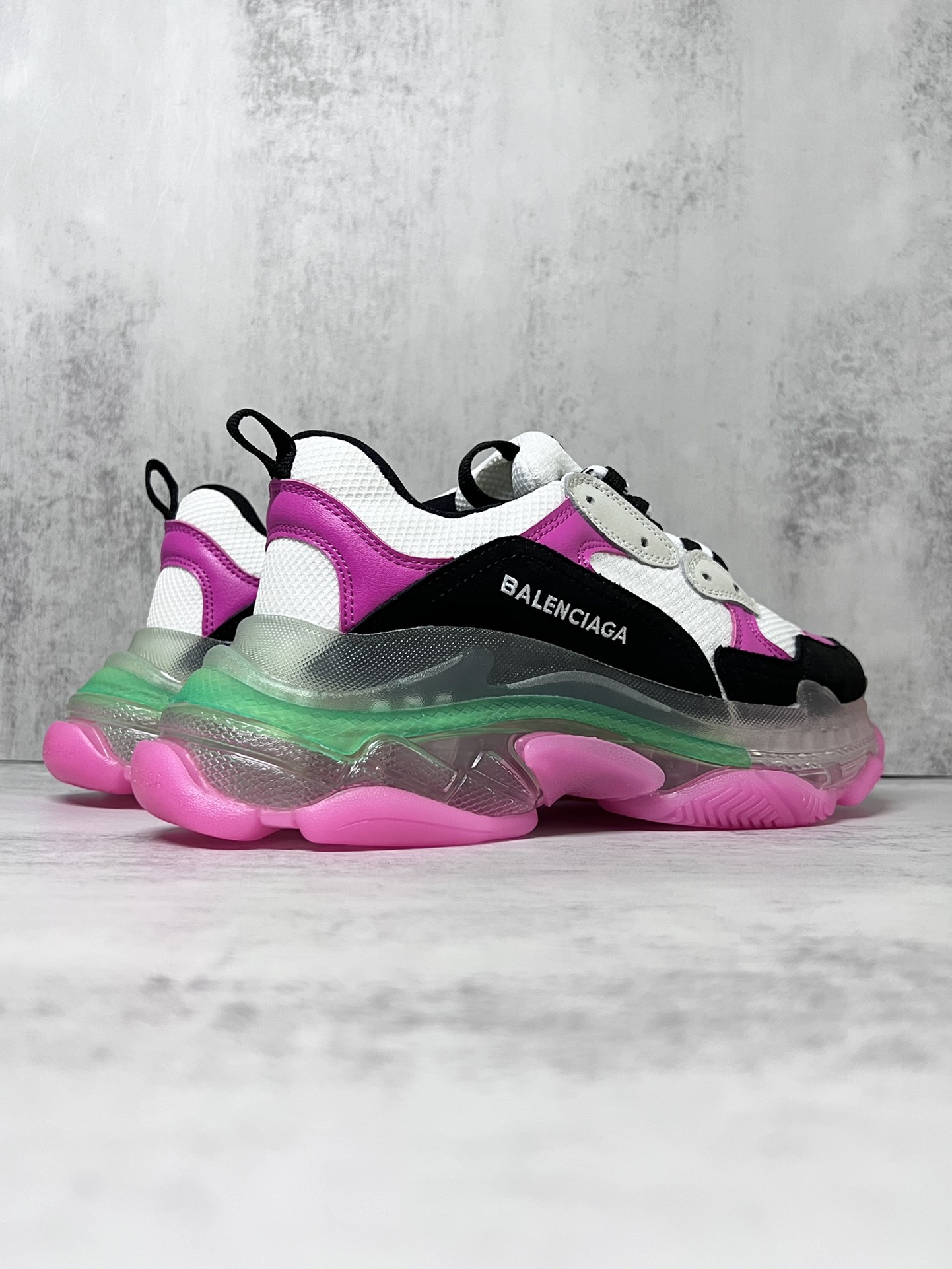 💰340 巴黎世家气垫底复古跑鞋 Balenciaga TriPle S 原鞋购入 可直观对比正品
材料：原厂数据打造私模原档案开发 气垫TPU组合软底 釆购原厂进口头层皮 进口机电绣正确字体 侧边TPU透气孔匹配原版  “Balenciaga”大底LOGO立体感十足
尺码：36 37 38 39 40