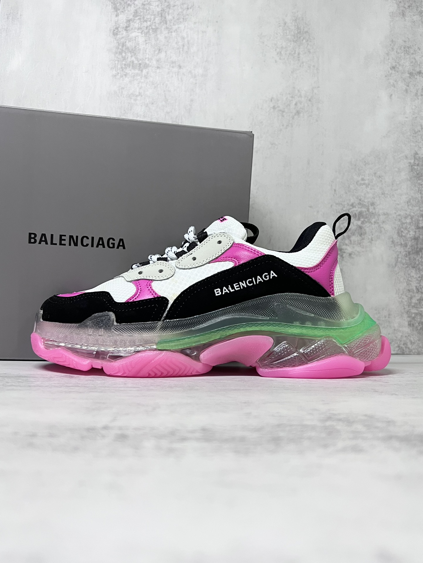 💰340 巴黎世家气垫底复古跑鞋 Balenciaga TriPle S 原鞋购入 可直观对比正品
材料：原厂数据打造私模原档案开发 气垫TPU组合软底 釆购原厂进口头层皮 进口机电绣正确字体 侧边TPU透气孔匹配原版  “Balenciaga”大底LOGO立体感十足
尺码：36 37 38 39 40