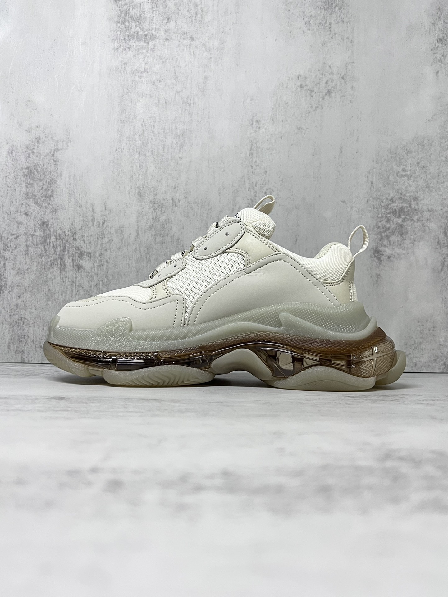 💰390
巴黎世家气垫底复古跑鞋 Balenciaga TriPle S 原鞋购入 可直观对比正品
材料：原厂数据打造私模原档案开发 气垫TPU组合软底 釆购原厂进口头层皮 进口机电绣正确字体 侧边TPU透气孔匹配原版  “Balenciaga”大底LOGO立体感十足
尺码：36 37 38 39 40 41 42 43 44 45