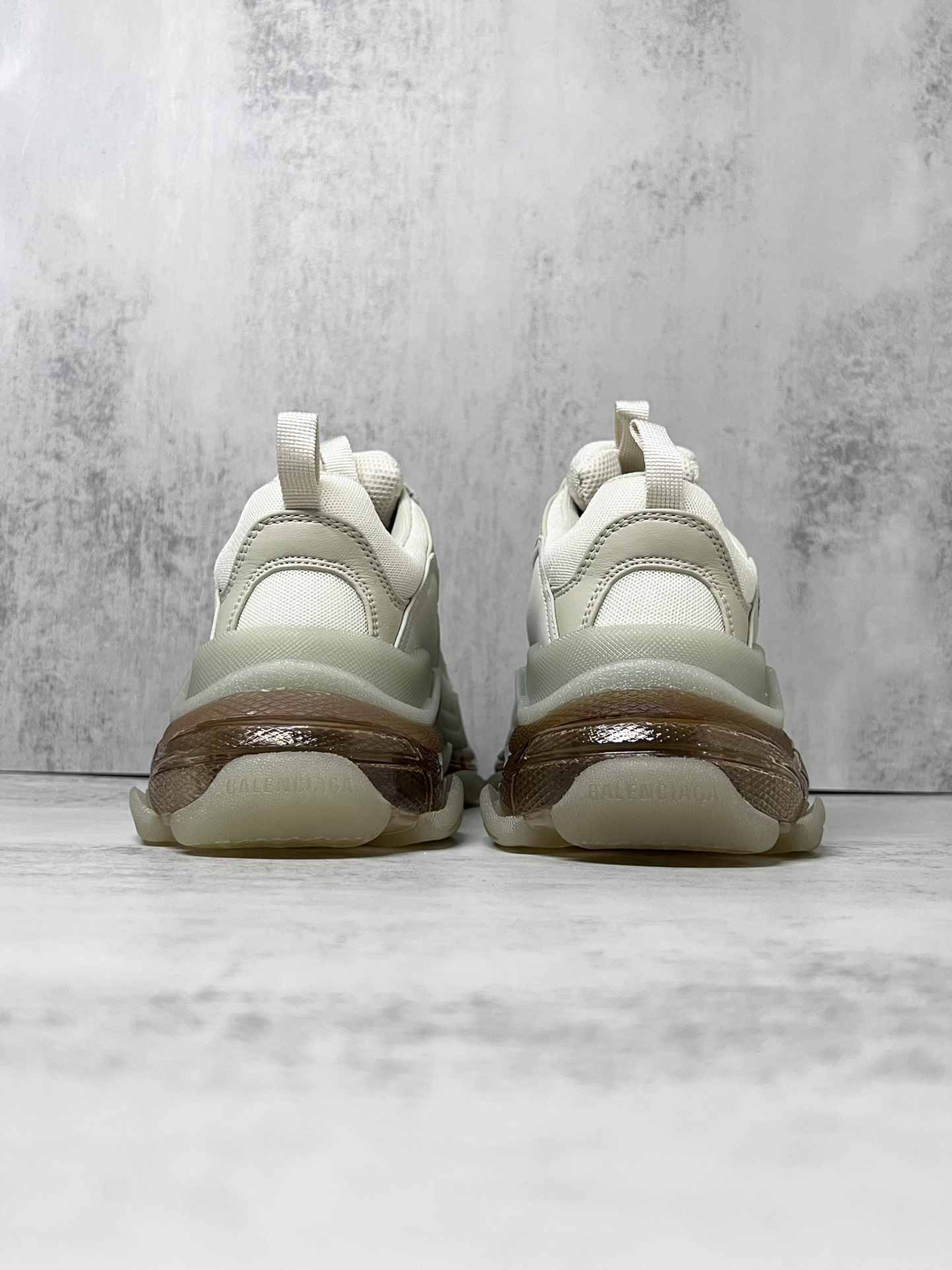 💰390
巴黎世家气垫底复古跑鞋 Balenciaga TriPle S 原鞋购入 可直观对比正品
材料：原厂数据打造私模原档案开发 气垫TPU组合软底 釆购原厂进口头层皮 进口机电绣正确字体 侧边TPU透气孔匹配原版  “Balenciaga”大底LOGO立体感十足
尺码：36 37 38 39 40 41 42 43 44 45