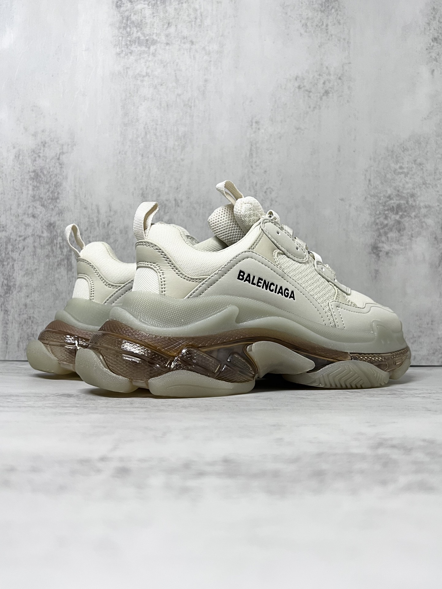 💰390
巴黎世家气垫底复古跑鞋 Balenciaga TriPle S 原鞋购入 可直观对比正品
材料：原厂数据打造私模原档案开发 气垫TPU组合软底 釆购原厂进口头层皮 进口机电绣正确字体 侧边TPU透气孔匹配原版  “Balenciaga”大底LOGO立体感十足
尺码：36 37 38 39 40 41 42 43 44 45