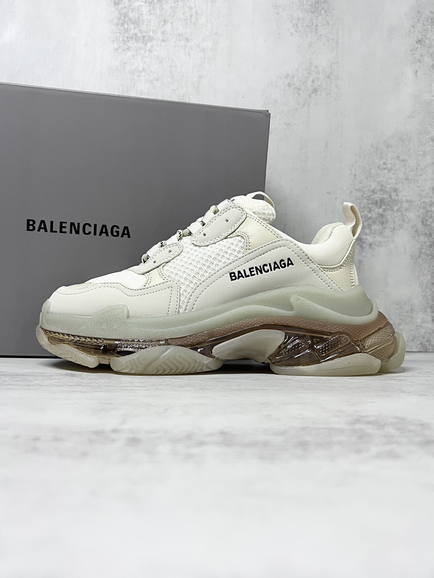 💰390
巴黎世家气垫底复古跑鞋 Balenciaga TriPle S 原鞋购入 可直观对比正品
材料：原厂数据打造私模原档案开发 气垫TPU组合软底 釆购原厂进口头层皮 进口机电绣正确字体 侧边TPU透气孔匹配原版  “Balenciaga”大底LOGO立体感十足
尺码：36 37 38 39 40 41 42 43 44 45