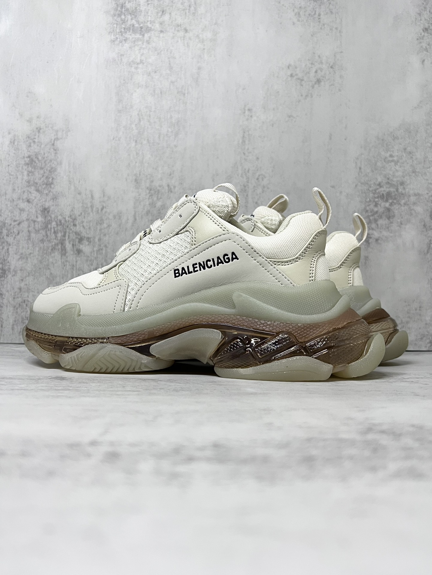 💰390
巴黎世家气垫底复古跑鞋 Balenciaga TriPle S 原鞋购入 可直观对比正品
材料：原厂数据打造私模原档案开发 气垫TPU组合软底 釆购原厂进口头层皮 进口机电绣正确字体 侧边TPU透气孔匹配原版  “Balenciaga”大底LOGO立体感十足
尺码：36 37 38 39 40 41 42 43 44 45