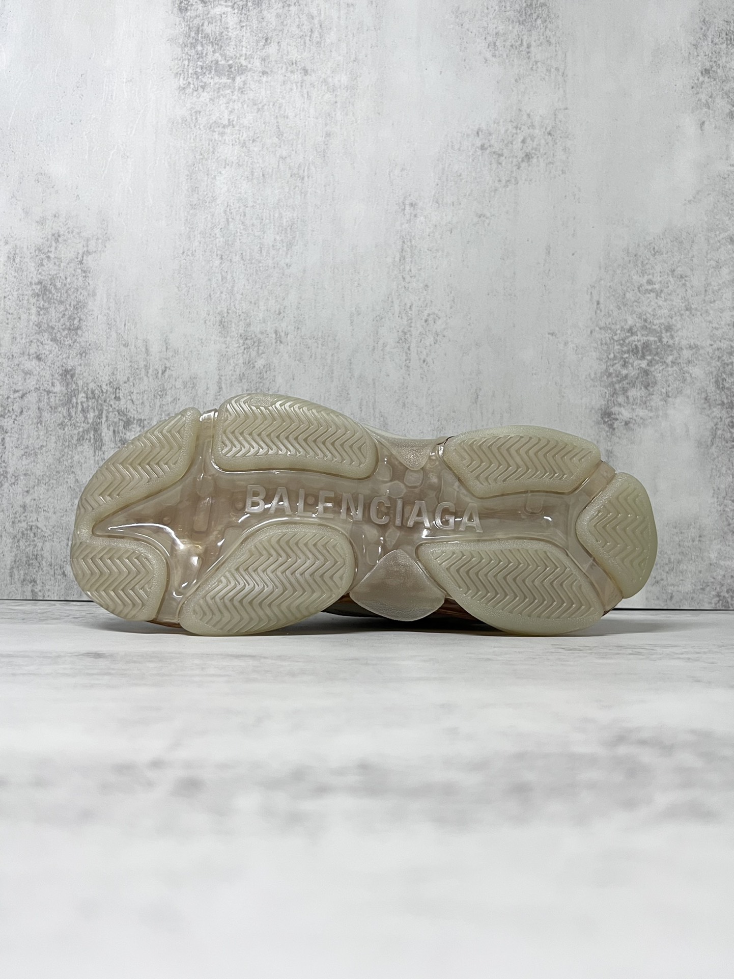 💰390
巴黎世家气垫底复古跑鞋 Balenciaga TriPle S 原鞋购入 可直观对比正品
材料：原厂数据打造私模原档案开发 气垫TPU组合软底 釆购原厂进口头层皮 进口机电绣正确字体 侧边TPU透气孔匹配原版  “Balenciaga”大底LOGO立体感十足
尺码：36 37 38 39 40 41 42 43 44 45