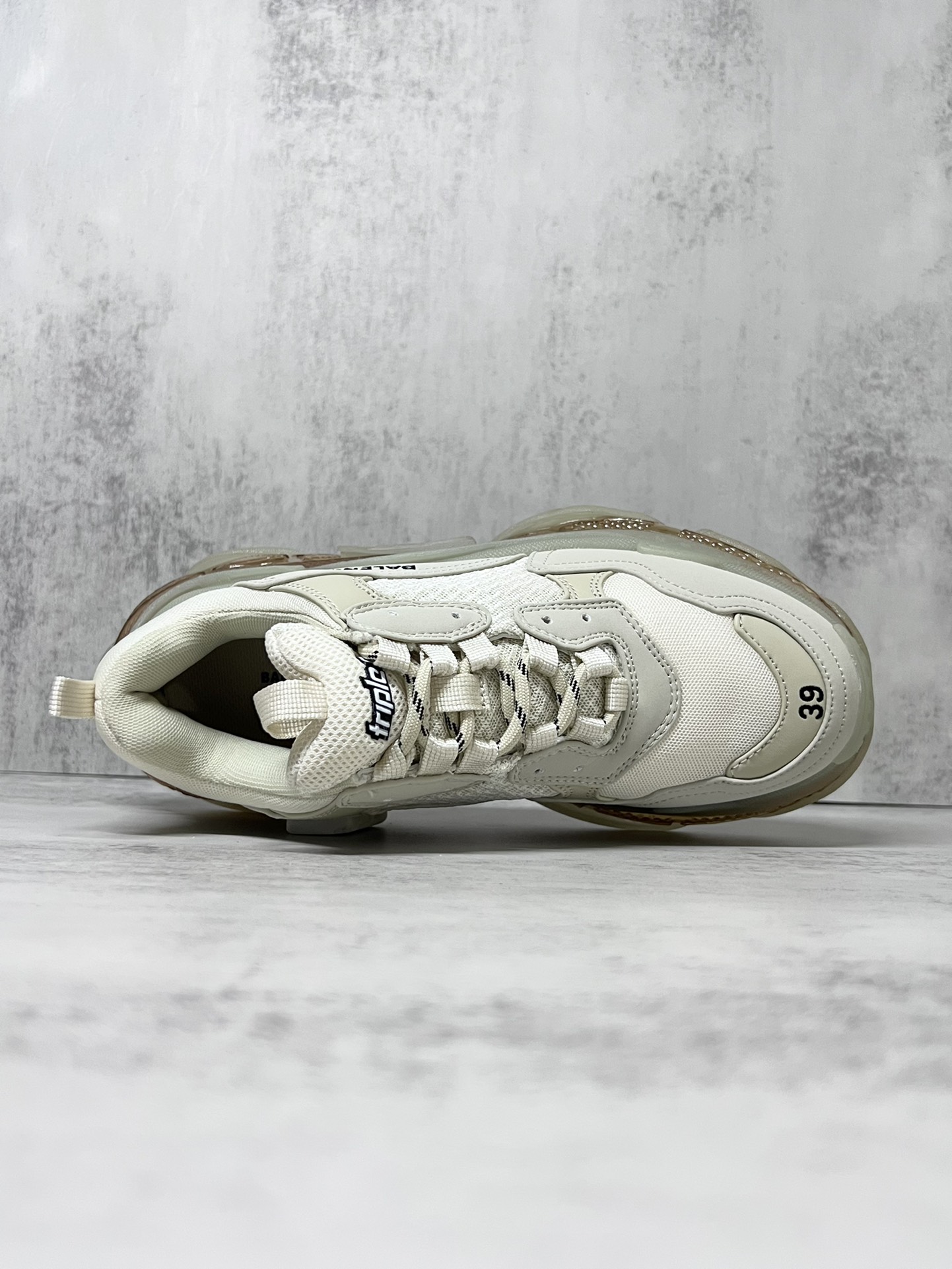 💰390
巴黎世家气垫底复古跑鞋 Balenciaga TriPle S 原鞋购入 可直观对比正品
材料：原厂数据打造私模原档案开发 气垫TPU组合软底 釆购原厂进口头层皮 进口机电绣正确字体 侧边TPU透气孔匹配原版  “Balenciaga”大底LOGO立体感十足
尺码：36 37 38 39 40 41 42 43 44 45
