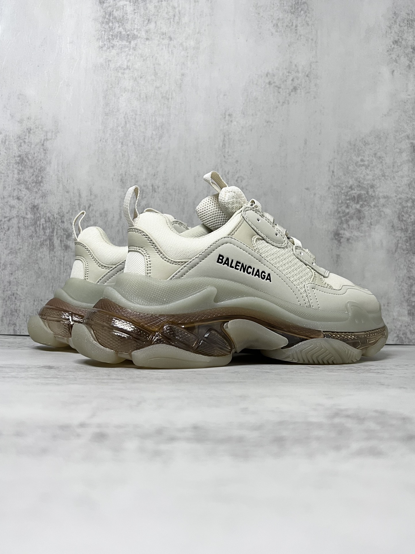 💰390
巴黎世家气垫底复古跑鞋 Balenciaga TriPle S 原鞋购入 可直观对比正品
材料：原厂数据打造私模原档案开发 气垫TPU组合软底 釆购原厂进口头层皮 进口机电绣正确字体 侧边TPU透气孔匹配原版  “Balenciaga”大底LOGO立体感十足
尺码：36 37 38 39 40 41 42 43 44 45