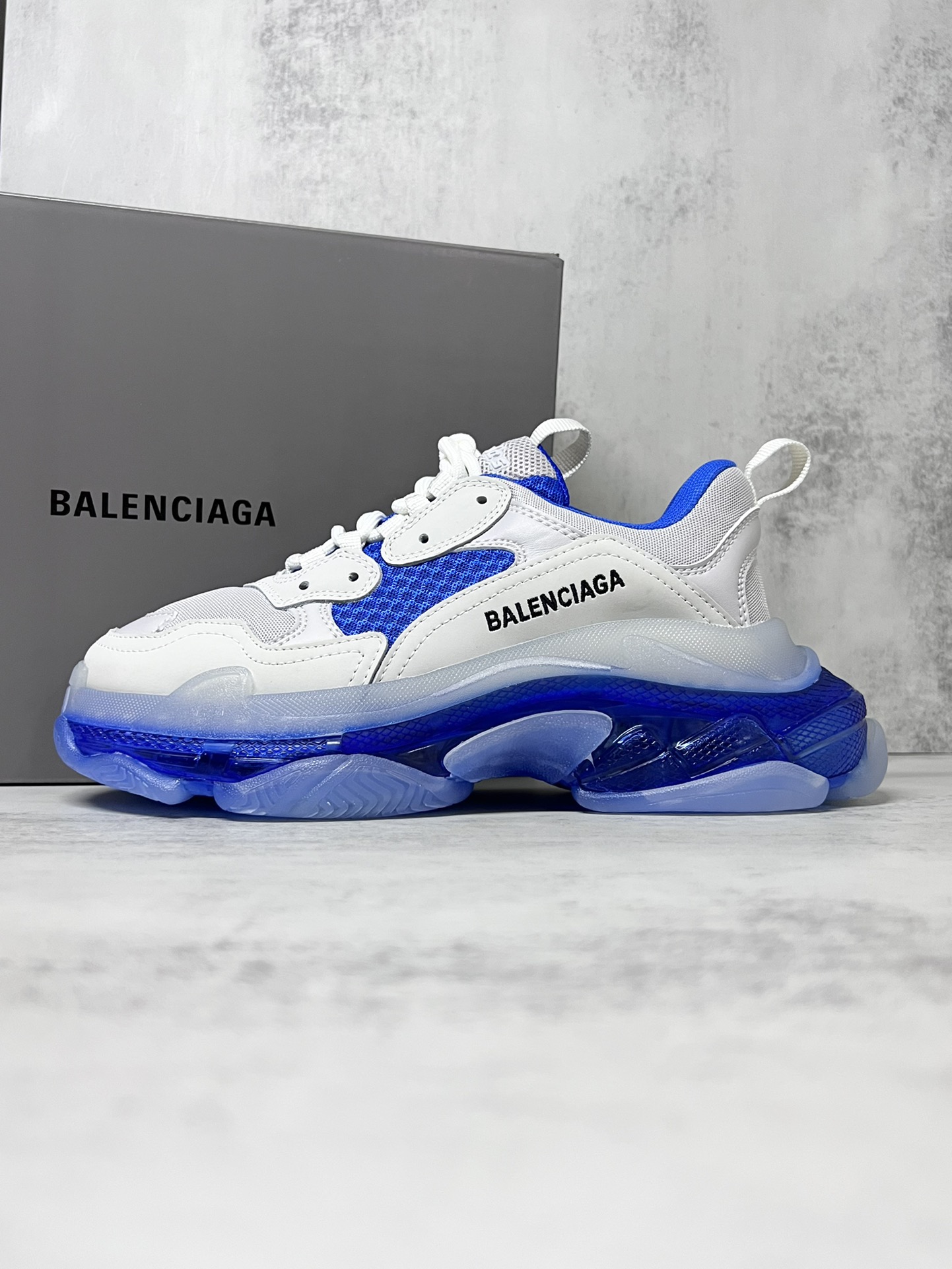 💰340 巴黎世家气垫底复古跑鞋 Balenciaga TriPle S 原鞋购入 可直观对比正品
材料：原厂数据打造私模原档案开发 气垫TPU组合软底 釆购原厂进口头层皮 进口机电绣正确字体 侧边TPU透气孔匹配原版  “Balenciaga”大底LOGO立体感十足
尺码：36 37 38 39 40 41 42 43 44 45