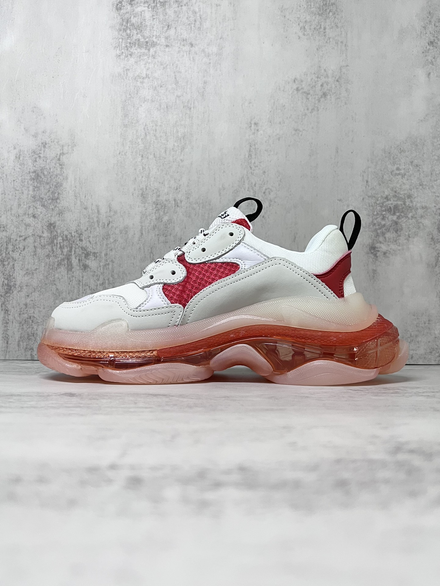 💰360
巴黎世家气垫底复古跑鞋 Balenciaga TriPle S 原鞋购入 可直观对比正品
材料：原厂数据打造私模原档案开发 气垫TPU组合软底 釆购原厂进口头层皮 进口机电绣正确字体 侧边TPU透气孔匹配原版  “Balenciaga”大底LOGO立体感十足
尺码：36 37 38 39 40 41 42 43 44 45