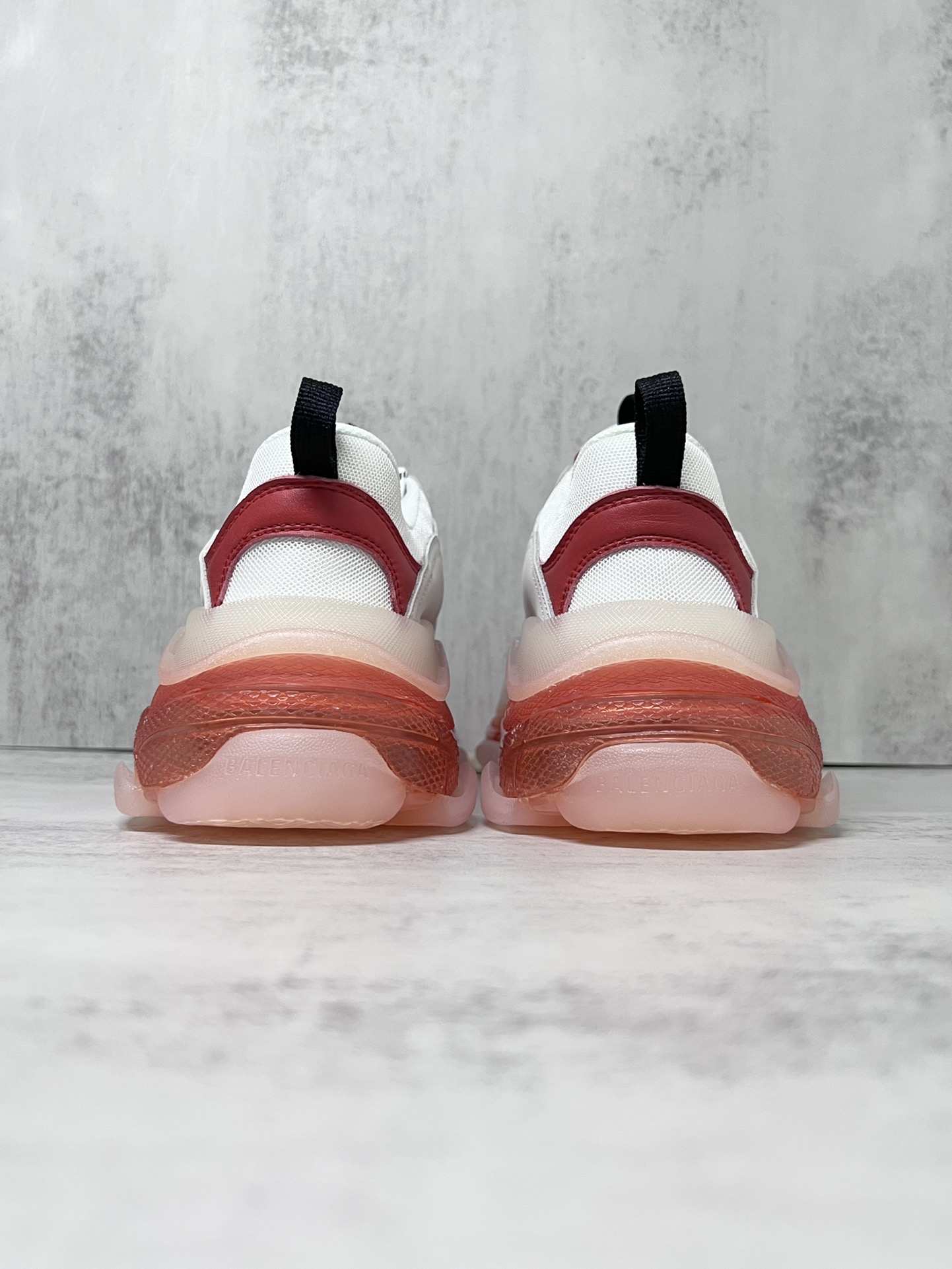 💰360
巴黎世家气垫底复古跑鞋 Balenciaga TriPle S 原鞋购入 可直观对比正品
材料：原厂数据打造私模原档案开发 气垫TPU组合软底 釆购原厂进口头层皮 进口机电绣正确字体 侧边TPU透气孔匹配原版  “Balenciaga”大底LOGO立体感十足
尺码：36 37 38 39 40 41 42 43 44 45