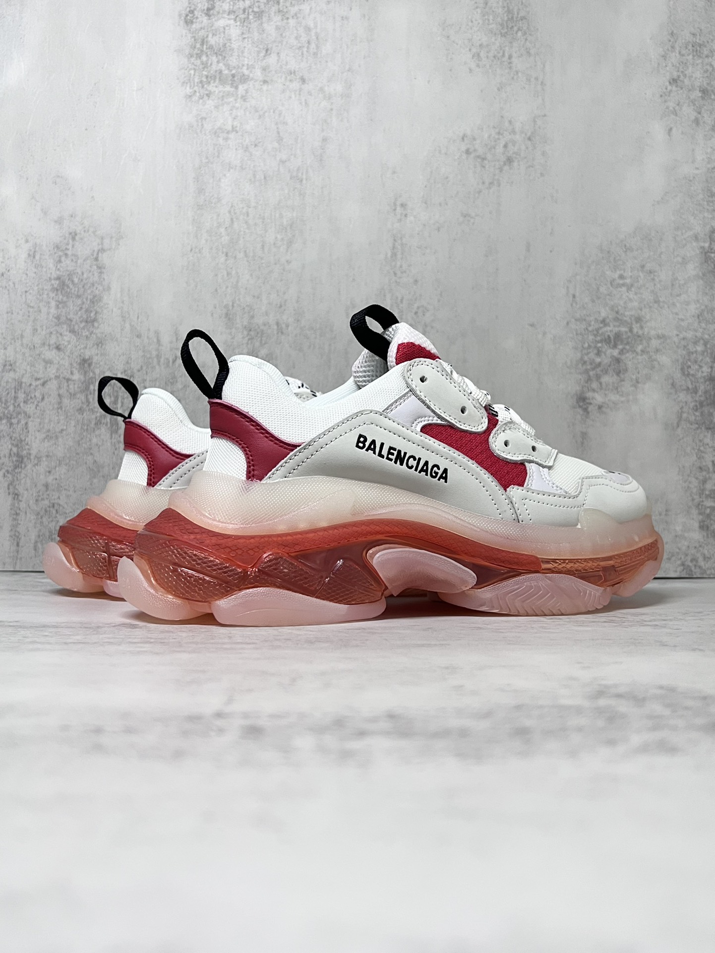 💰360
巴黎世家气垫底复古跑鞋 Balenciaga TriPle S 原鞋购入 可直观对比正品
材料：原厂数据打造私模原档案开发 气垫TPU组合软底 釆购原厂进口头层皮 进口机电绣正确字体 侧边TPU透气孔匹配原版  “Balenciaga”大底LOGO立体感十足
尺码：36 37 38 39 40 41 42 43 44 45