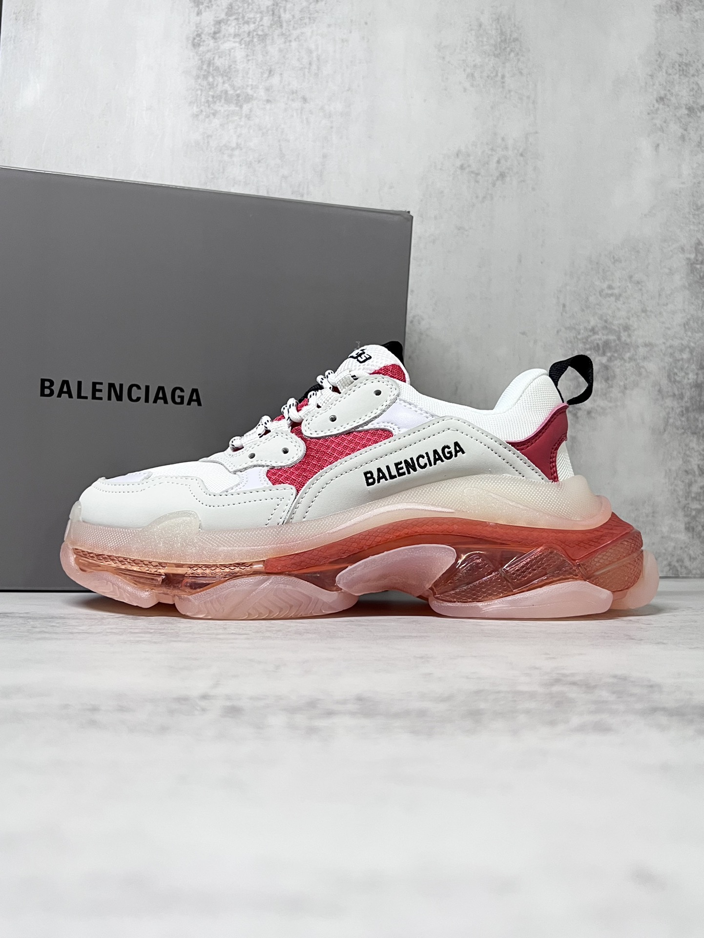 💰360
巴黎世家气垫底复古跑鞋 Balenciaga TriPle S 原鞋购入 可直观对比正品
材料：原厂数据打造私模原档案开发 气垫TPU组合软底 釆购原厂进口头层皮 进口机电绣正确字体 侧边TPU透气孔匹配原版  “Balenciaga”大底LOGO立体感十足
尺码：36 37 38 39 40 41 42 43 44 45