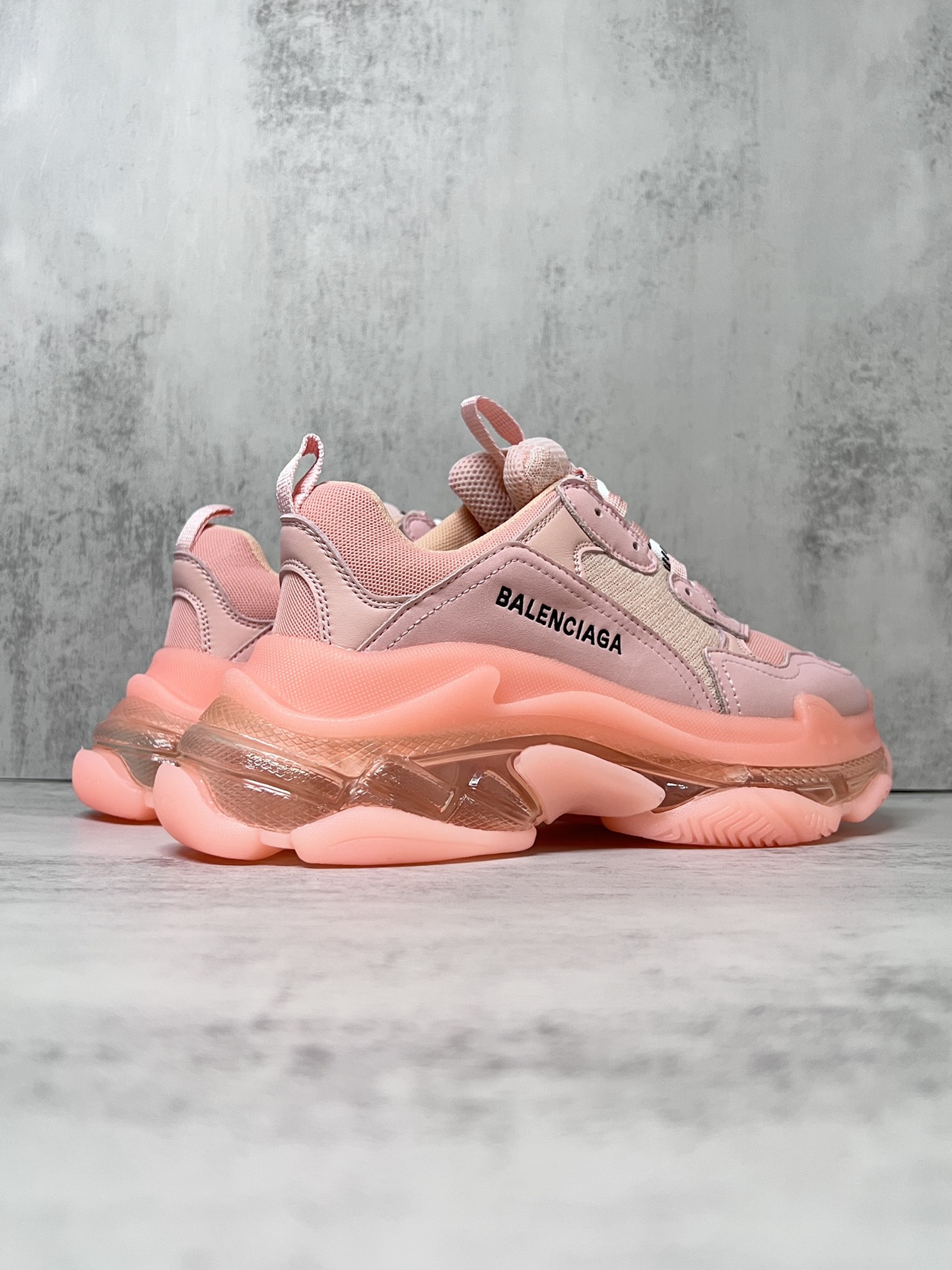 巴黎世家气垫底复古跑鞋 Balenciaga TriPle S 原鞋购入 可直观对比正品
材料：原厂数据打造私模原档案开发 气垫TPU组合软底 釆购原厂进口头层皮 进口机电绣正确字体 侧边TPU透气孔匹配原版  “Balenciaga”大底LOGO立体感十足
尺码：36 37 38 39 40
