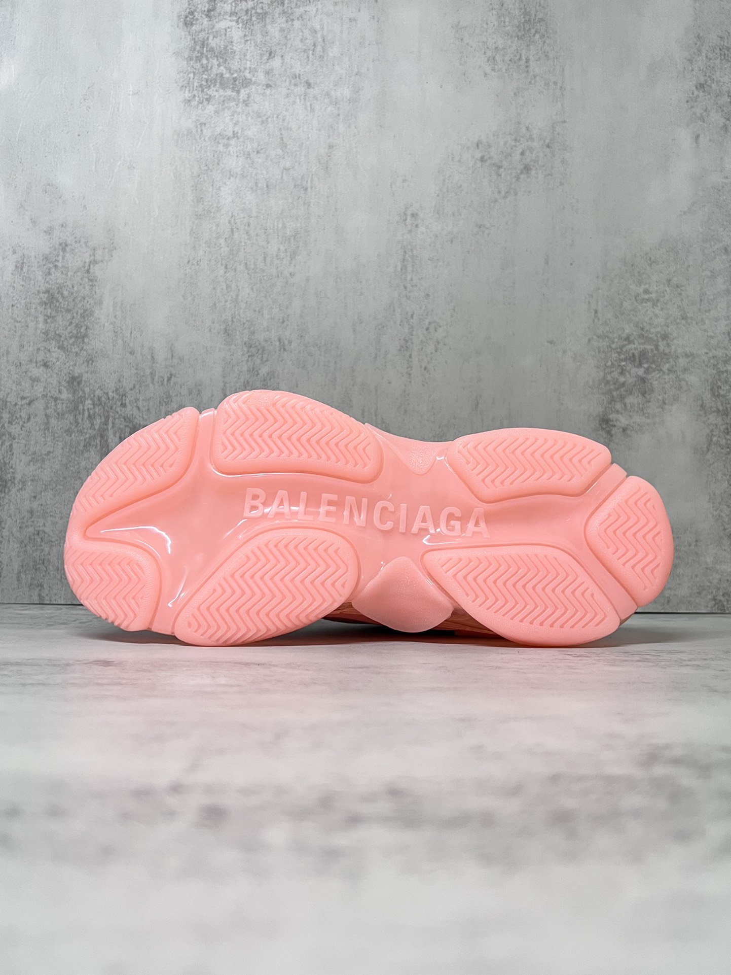 巴黎世家气垫底复古跑鞋 Balenciaga TriPle S 原鞋购入 可直观对比正品
材料：原厂数据打造私模原档案开发 气垫TPU组合软底 釆购原厂进口头层皮 进口机电绣正确字体 侧边TPU透气孔匹配原版  “Balenciaga”大底LOGO立体感十足
尺码：36 37 38 39 40