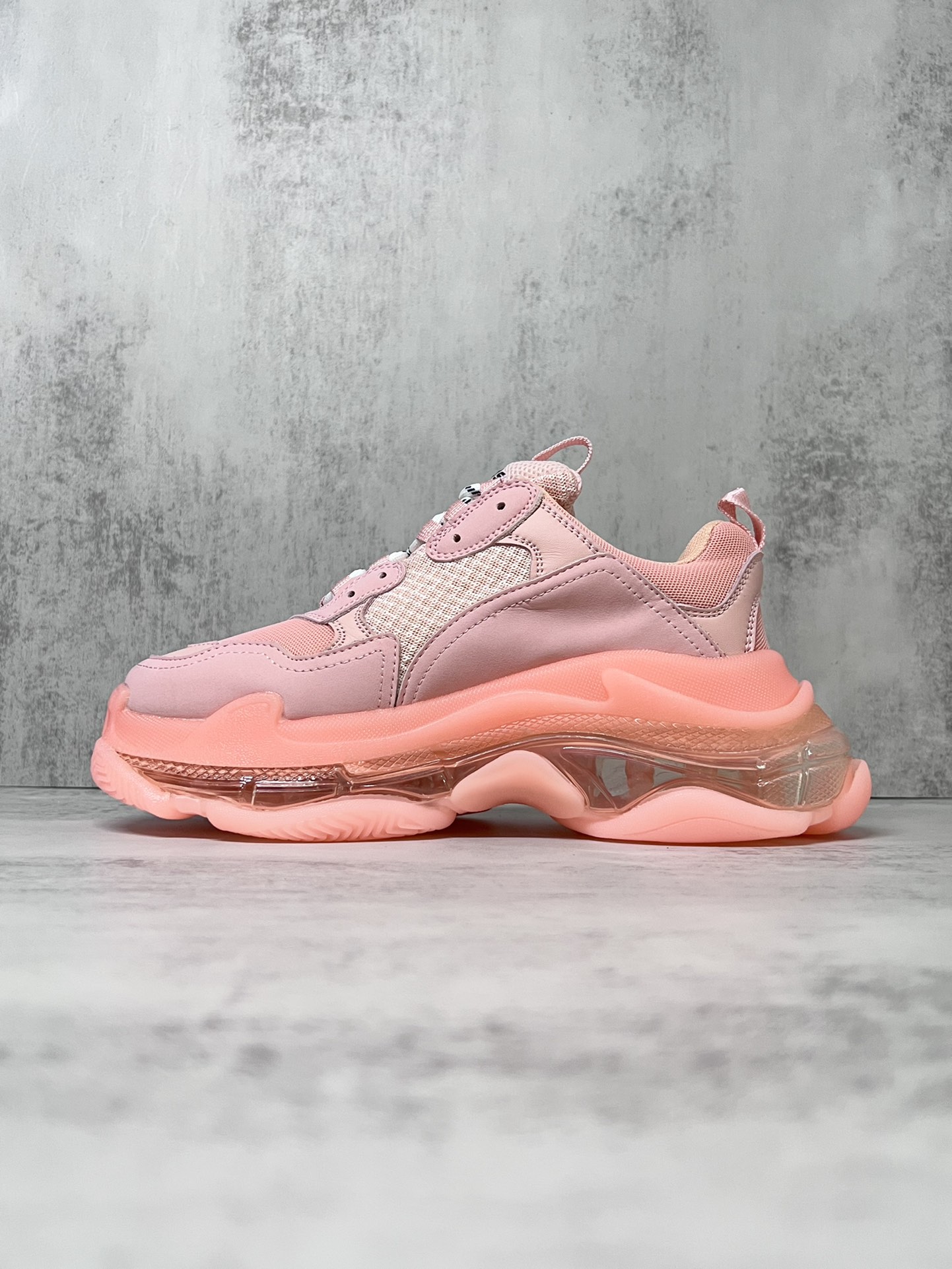 巴黎世家气垫底复古跑鞋 Balenciaga TriPle S 原鞋购入 可直观对比正品
材料：原厂数据打造私模原档案开发 气垫TPU组合软底 釆购原厂进口头层皮 进口机电绣正确字体 侧边TPU透气孔匹配原版  “Balenciaga”大底LOGO立体感十足
尺码：36 37 38 39 40