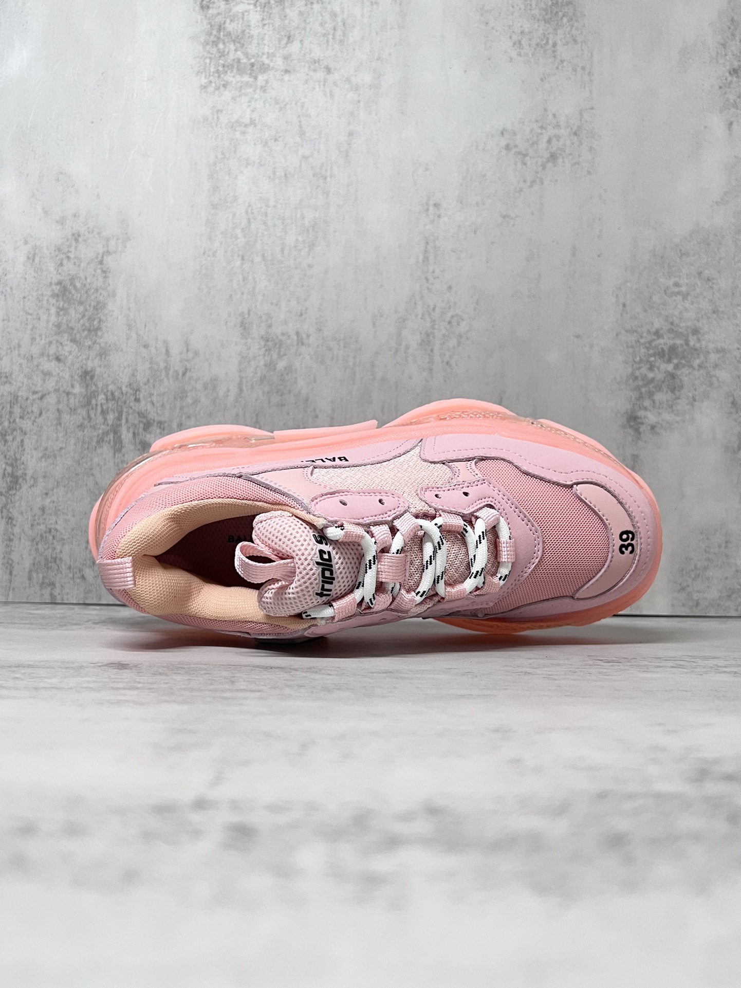 巴黎世家气垫底复古跑鞋 Balenciaga TriPle S 原鞋购入 可直观对比正品
材料：原厂数据打造私模原档案开发 气垫TPU组合软底 釆购原厂进口头层皮 进口机电绣正确字体 侧边TPU透气孔匹配原版  “Balenciaga”大底LOGO立体感十足
尺码：36 37 38 39 40