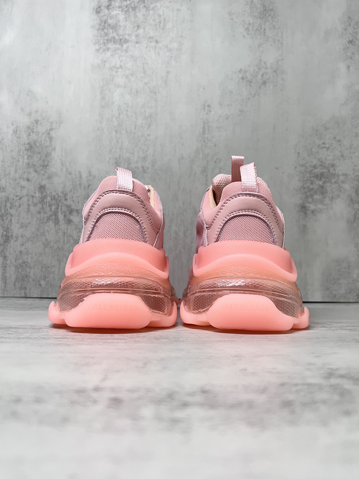 巴黎世家气垫底复古跑鞋 Balenciaga TriPle S 原鞋购入 可直观对比正品
材料：原厂数据打造私模原档案开发 气垫TPU组合软底 釆购原厂进口头层皮 进口机电绣正确字体 侧边TPU透气孔匹配原版  “Balenciaga”大底LOGO立体感十足
尺码：36 37 38 39 40