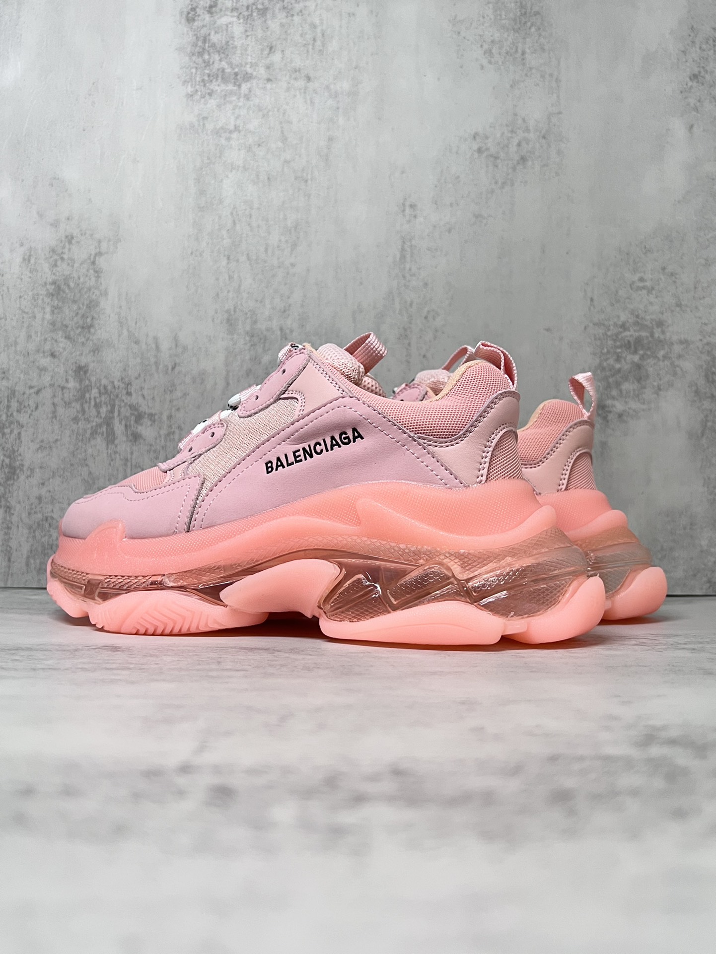 巴黎世家气垫底复古跑鞋 Balenciaga TriPle S 原鞋购入 可直观对比正品
材料：原厂数据打造私模原档案开发 气垫TPU组合软底 釆购原厂进口头层皮 进口机电绣正确字体 侧边TPU透气孔匹配原版  “Balenciaga”大底LOGO立体感十足
尺码：36 37 38 39 40