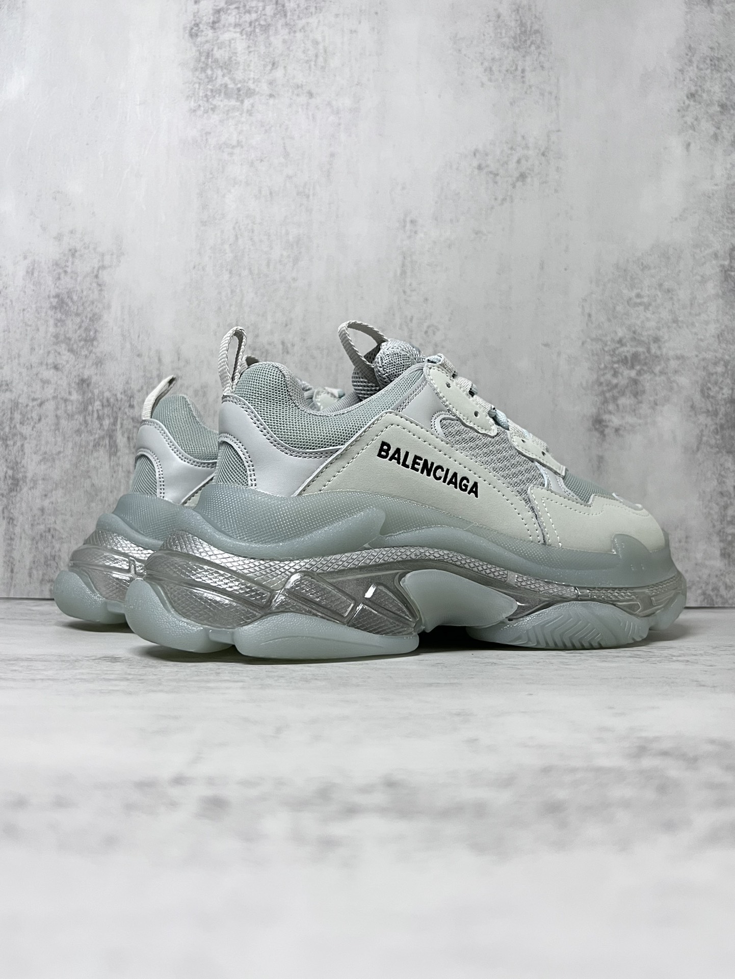 💰360
巴黎世家气垫底复古跑鞋 Balenciaga TriPle S 原鞋购入 可直观对比正品
材料：原厂数据打造私模原档案开发 气垫TPU组合软底 釆购原厂进口头层皮 进口机电绣正确字体 侧边TPU透气孔匹配原版  “Balenciaga”大底LOGO立体感十足
尺码：36 37 38 39 40 41 42 43 44 45