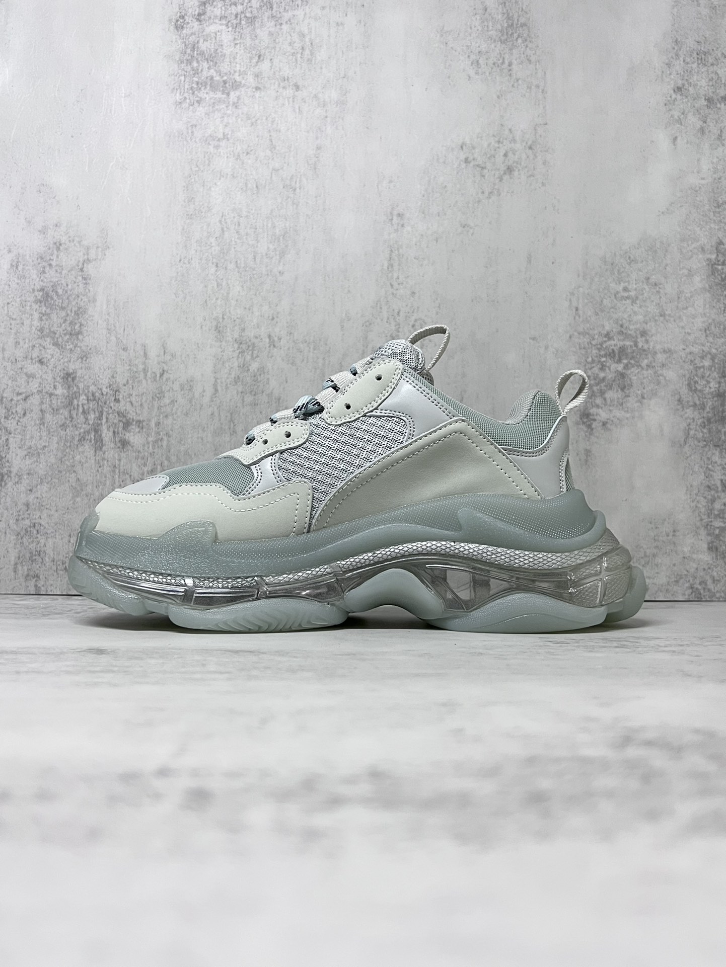 💰360
巴黎世家气垫底复古跑鞋 Balenciaga TriPle S 原鞋购入 可直观对比正品
材料：原厂数据打造私模原档案开发 气垫TPU组合软底 釆购原厂进口头层皮 进口机电绣正确字体 侧边TPU透气孔匹配原版  “Balenciaga”大底LOGO立体感十足
尺码：36 37 38 39 40 41 42 43 44 45