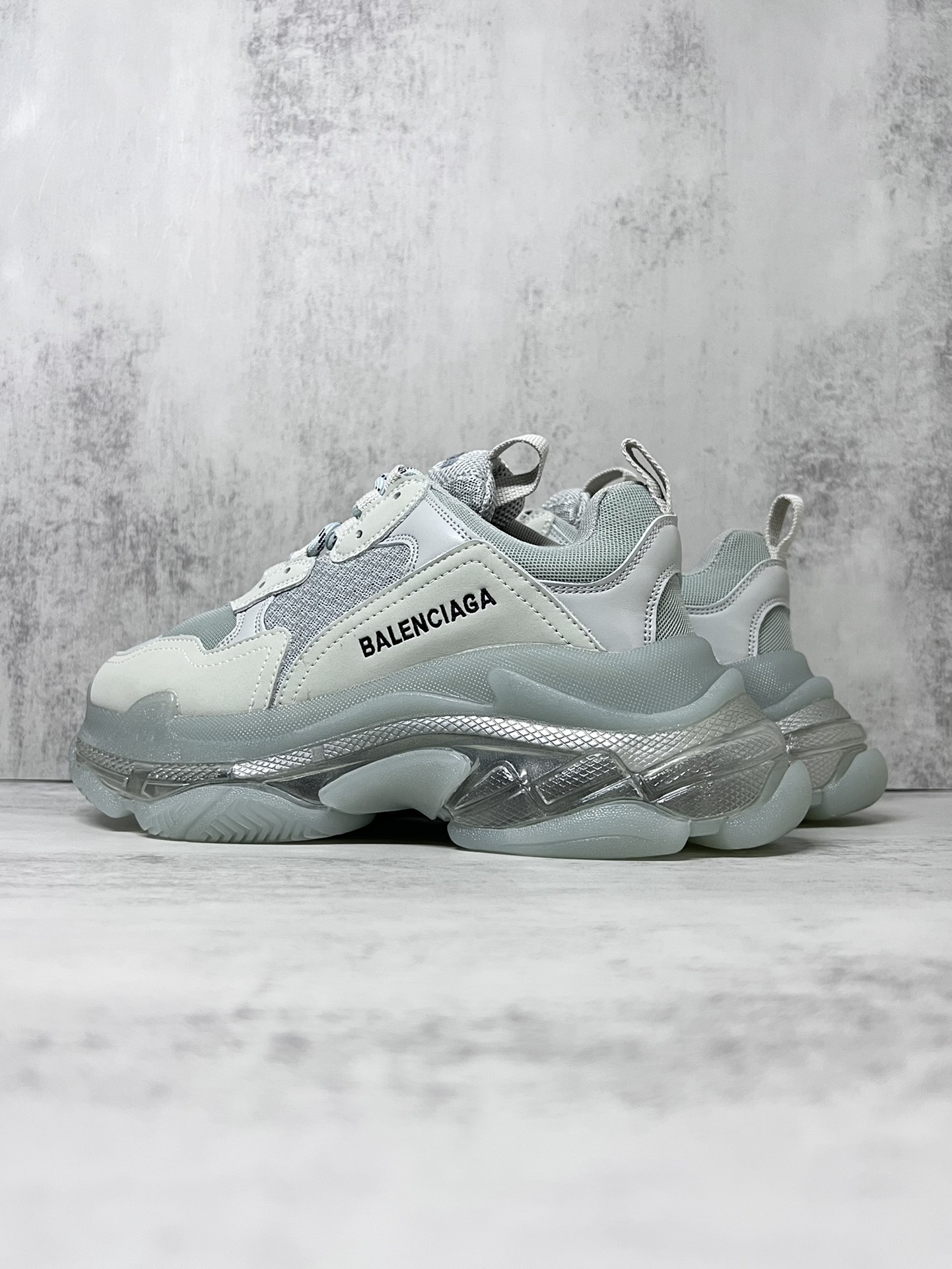 💰360
巴黎世家气垫底复古跑鞋 Balenciaga TriPle S 原鞋购入 可直观对比正品
材料：原厂数据打造私模原档案开发 气垫TPU组合软底 釆购原厂进口头层皮 进口机电绣正确字体 侧边TPU透气孔匹配原版  “Balenciaga”大底LOGO立体感十足
尺码：36 37 38 39 40 41 42 43 44 45