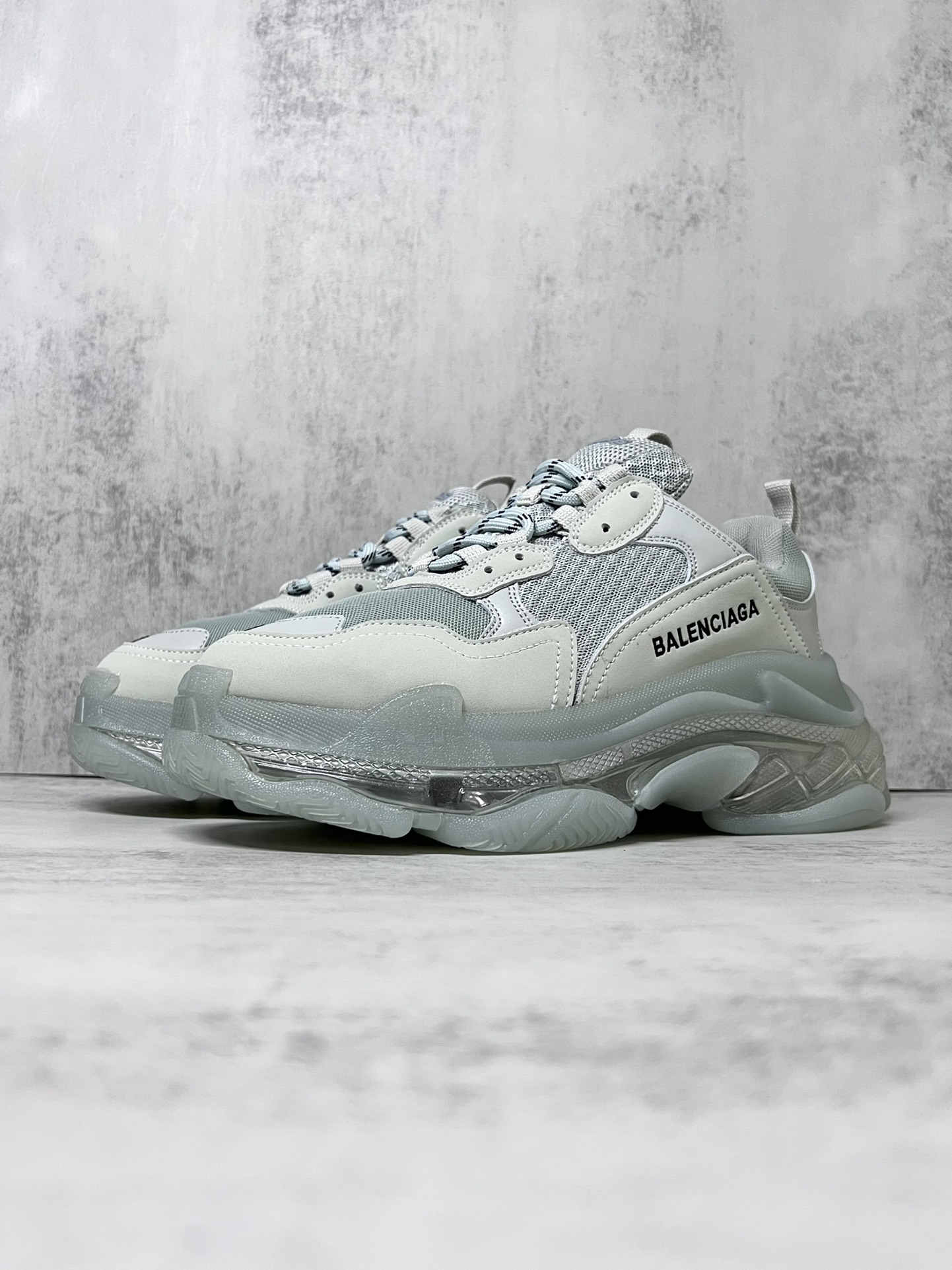 💰360
巴黎世家气垫底复古跑鞋 Balenciaga TriPle S 原鞋购入 可直观对比正品
材料：原厂数据打造私模原档案开发 气垫TPU组合软底 釆购原厂进口头层皮 进口机电绣正确字体 侧边TPU透气孔匹配原版  “Balenciaga”大底LOGO立体感十足
尺码：36 37 38 39 40 41 42 43 44 45