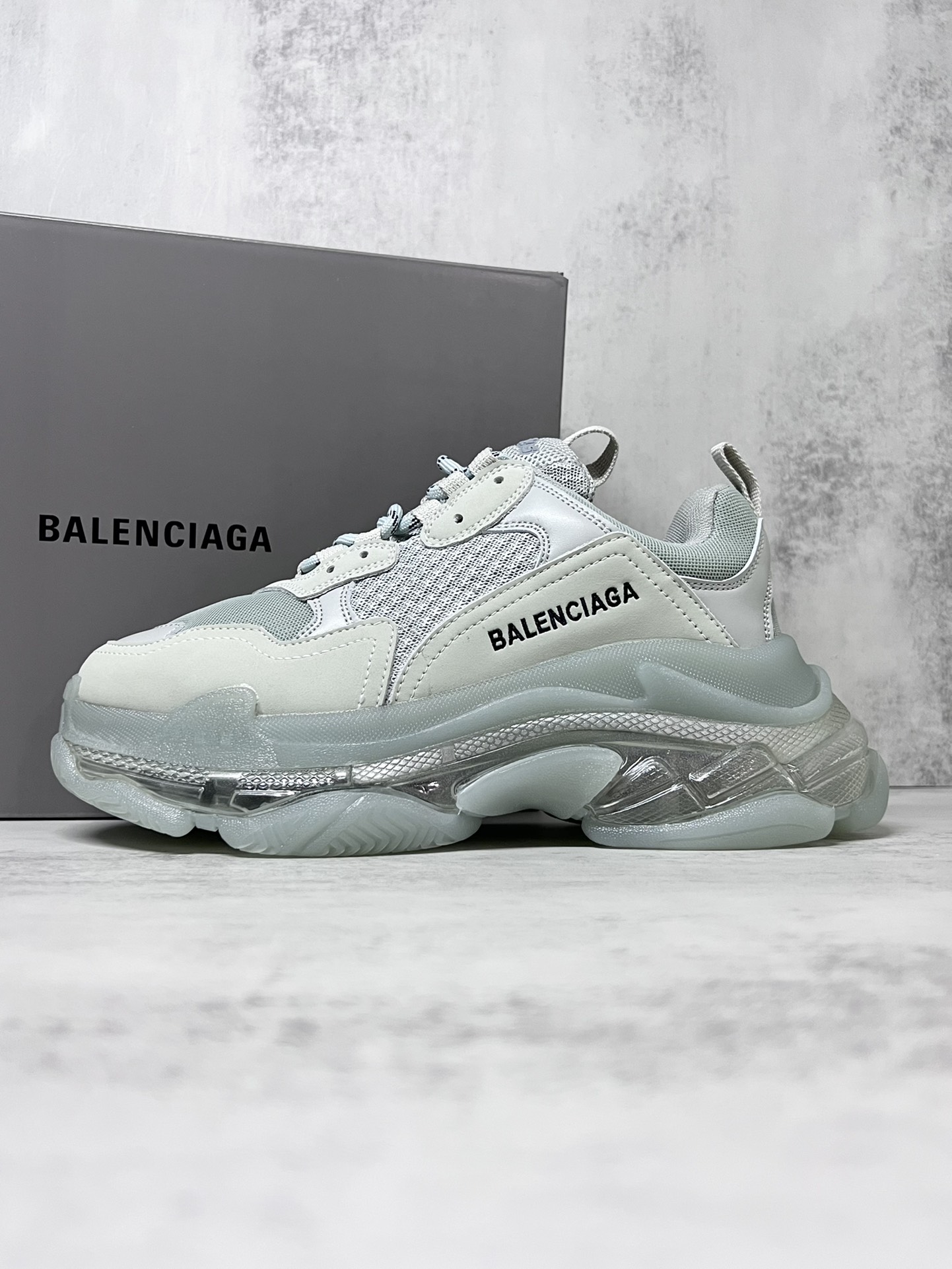 💰360
巴黎世家气垫底复古跑鞋 Balenciaga TriPle S 原鞋购入 可直观对比正品
材料：原厂数据打造私模原档案开发 气垫TPU组合软底 釆购原厂进口头层皮 进口机电绣正确字体 侧边TPU透气孔匹配原版  “Balenciaga”大底LOGO立体感十足
尺码：36 37 38 39 40 41 42 43 44 45