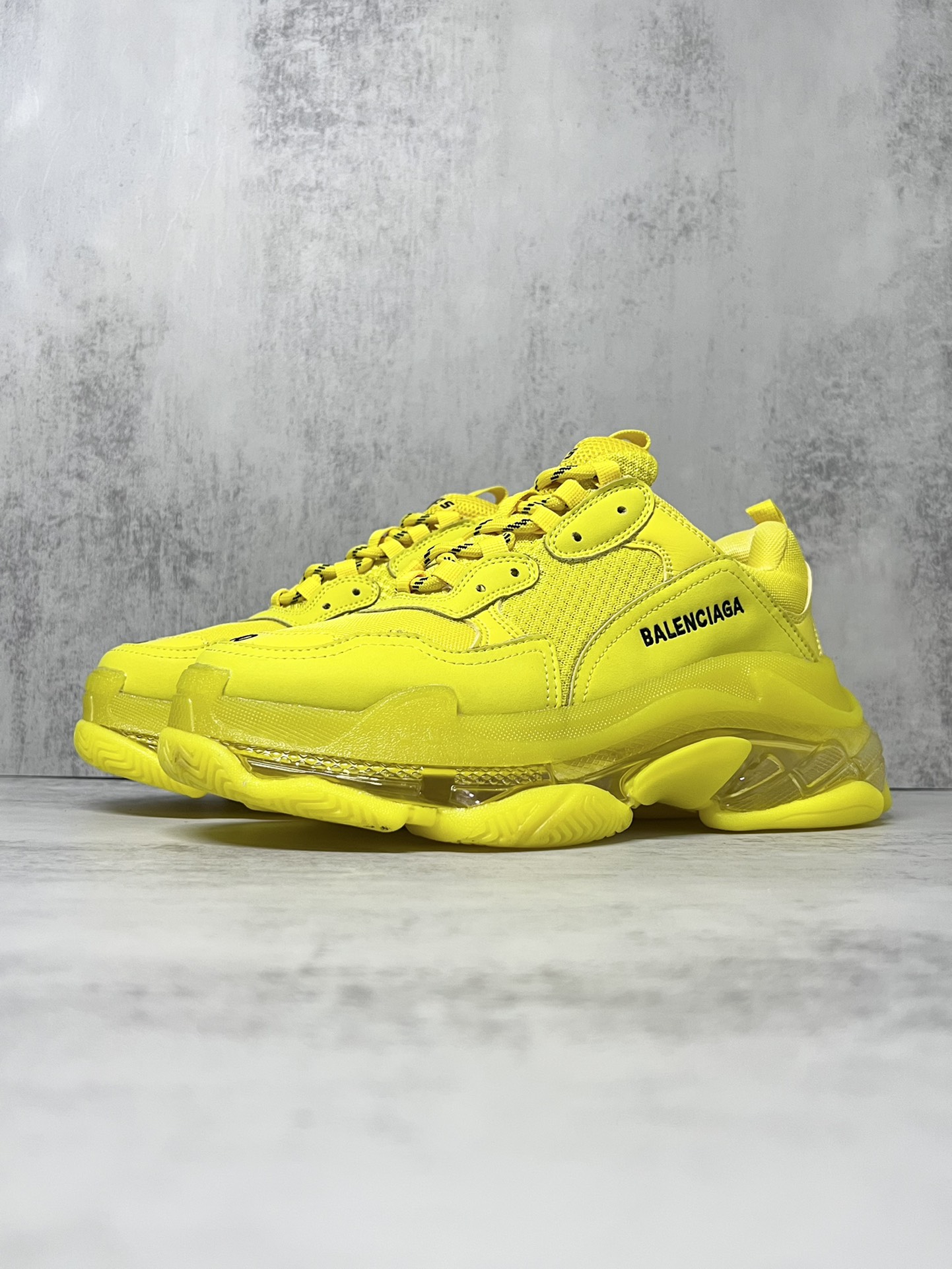 💰360
巴黎世家气垫底复古跑鞋 Balenciaga TriPle S 原鞋购入 可直观对比正品
材料：原厂数据打造私模原档案开发 气垫TPU组合软底 釆购原厂进口头层皮 进口机电绣正确字体 侧边TPU透气孔匹配原版  “Balenciaga”大底LOGO立体感十足
尺码：36 37 38 39 40 41 42 43 44 45