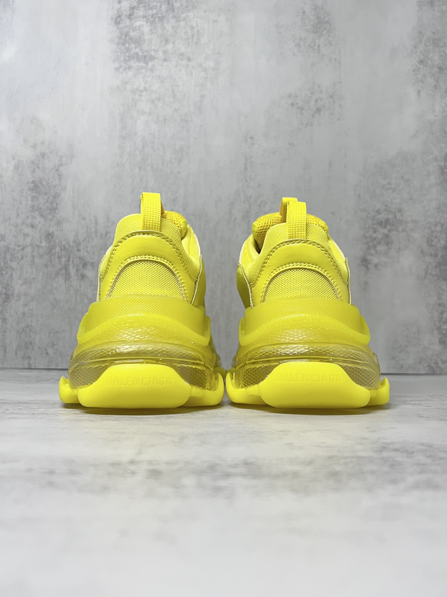 💰360
巴黎世家气垫底复古跑鞋 Balenciaga TriPle S 原鞋购入 可直观对比正品
材料：原厂数据打造私模原档案开发 气垫TPU组合软底 釆购原厂进口头层皮 进口机电绣正确字体 侧边TPU透气孔匹配原版  “Balenciaga”大底LOGO立体感十足
尺码：36 37 38 39 40 41 42 43 44 45