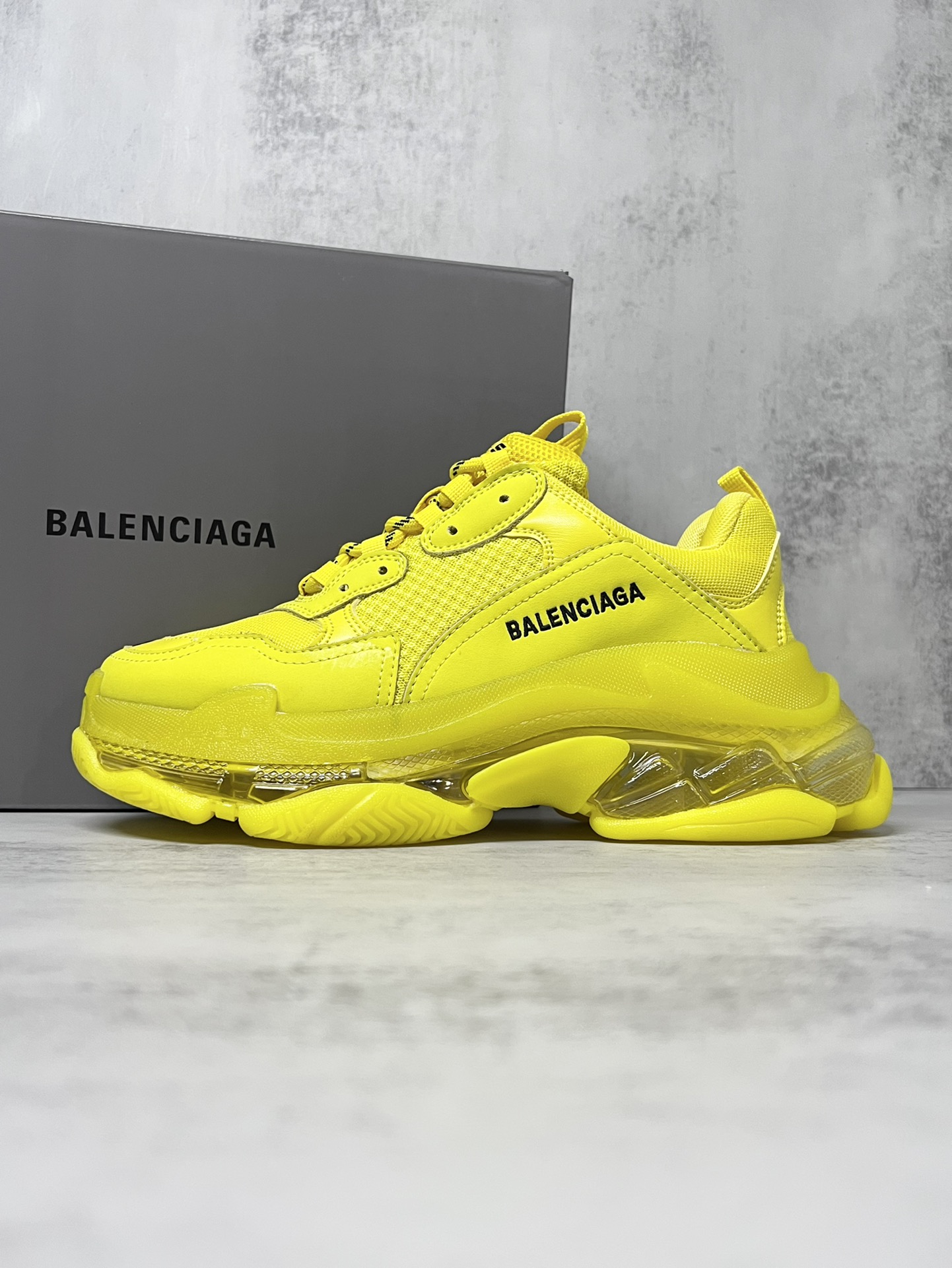 💰360
巴黎世家气垫底复古跑鞋 Balenciaga TriPle S 原鞋购入 可直观对比正品
材料：原厂数据打造私模原档案开发 气垫TPU组合软底 釆购原厂进口头层皮 进口机电绣正确字体 侧边TPU透气孔匹配原版  “Balenciaga”大底LOGO立体感十足
尺码：36 37 38 39 40 41 42 43 44 45