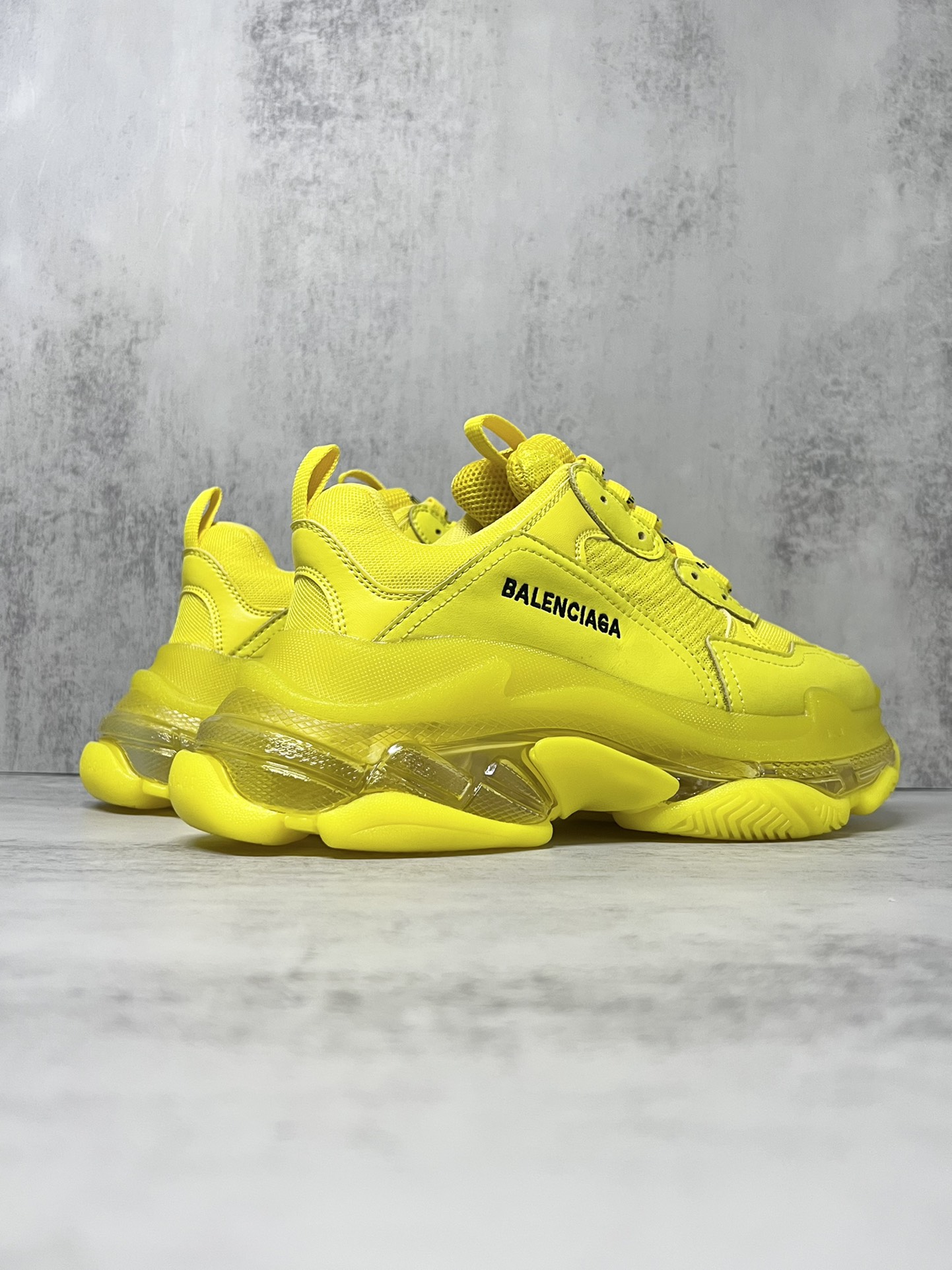 💰360
巴黎世家气垫底复古跑鞋 Balenciaga TriPle S 原鞋购入 可直观对比正品
材料：原厂数据打造私模原档案开发 气垫TPU组合软底 釆购原厂进口头层皮 进口机电绣正确字体 侧边TPU透气孔匹配原版  “Balenciaga”大底LOGO立体感十足
尺码：36 37 38 39 40 41 42 43 44 45